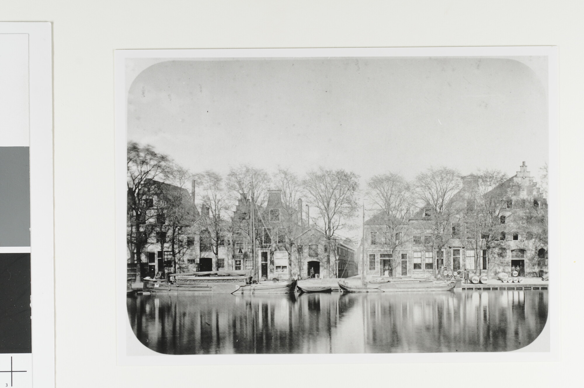 1992.1449; Haarlem. Woonhuizen aan het Spaarne met een praam aan de kade; foto