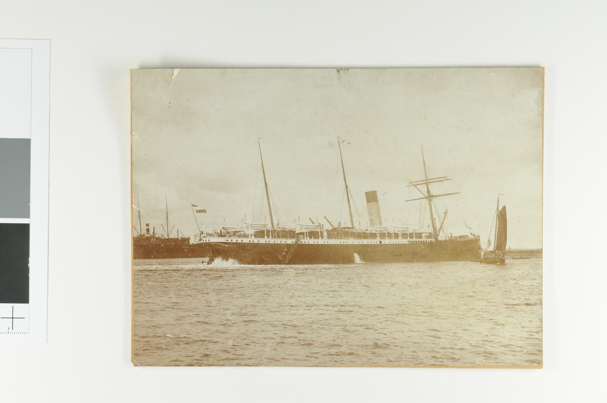 S.5459(13)11; Het mailschip ss. 'Koningin Regentes' proefstomende op de kop, 1894; foto