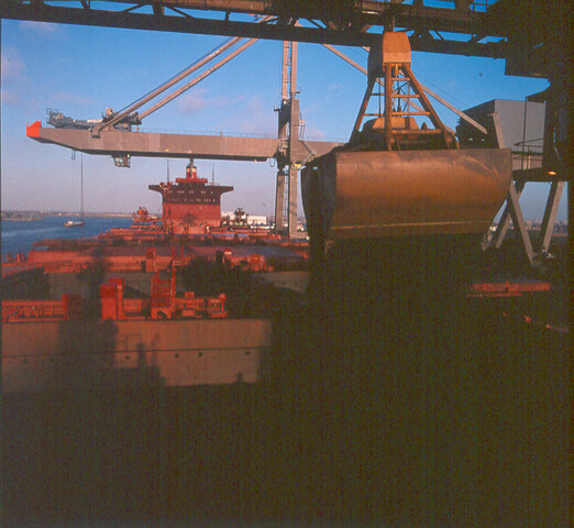 S.9100(8162); Ertsoverslag in haven Amsterdam; diapositief