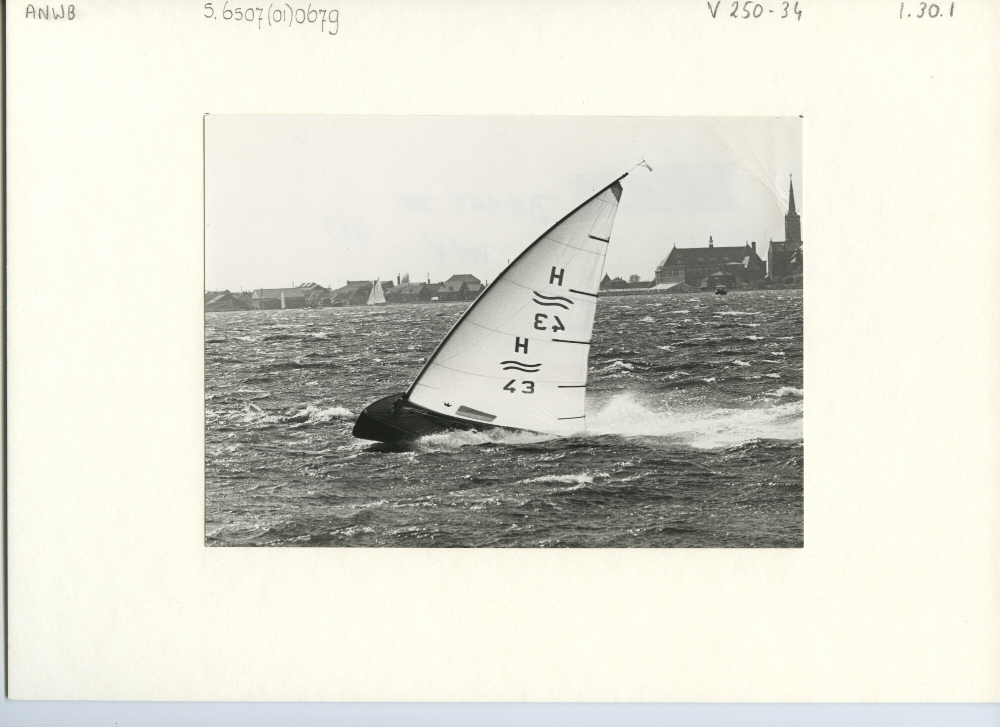 S.6507(01)0679; Stormachtige wind tijdens de Voor-Braassem 1967; foto