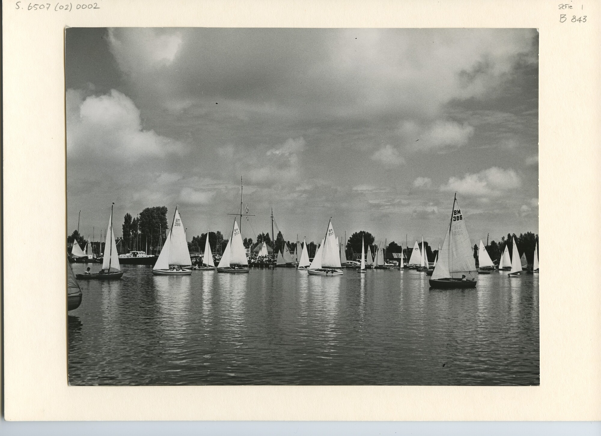 S.6507(02)0002.01; Zwart-wit foto van de start van de BM-klasse tijdens de Hollandweek I 1952; foto