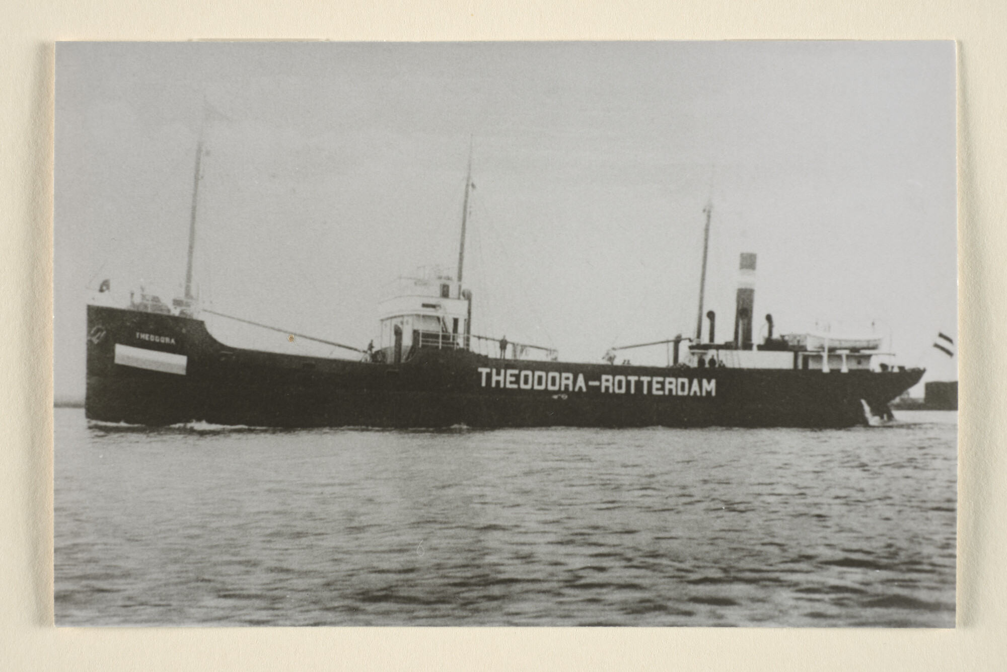 1996.1013; Het vrachtschip ss. 'Theodora' van NV Jos de Poorter Handel Maatschappij; foto