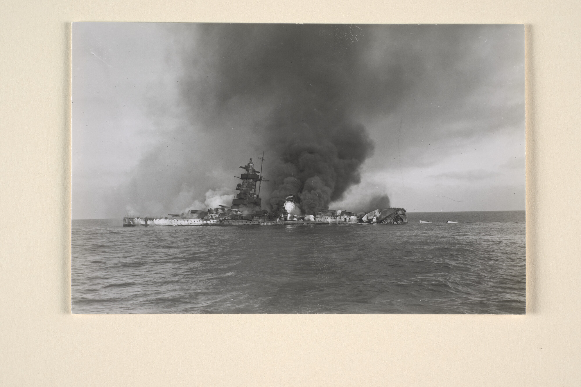 1996.3042; Foto's van de ondergang van het pantserschip 'Graf Spee' van de Duitse Kriegsmarine bij Montevideo in december 1939; fotoreportage