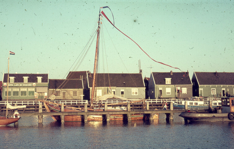 2013.0966; Dia van botterjacht Houtrib aangemeerd in de haven van Marken; kleurendia