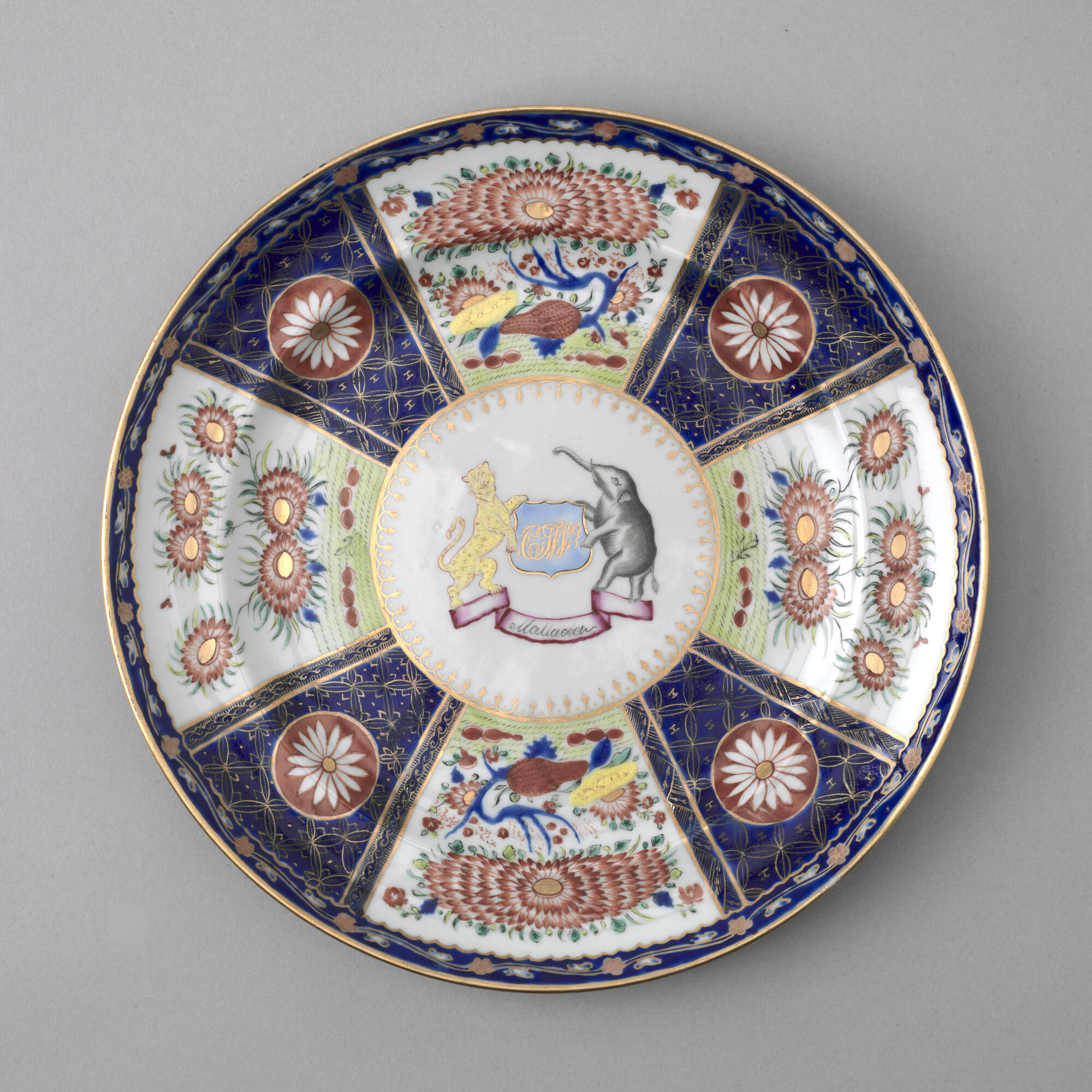 S.1277(02)32; Groot, plat bord gedecoreerd met polychroom wapenschild; plat bord