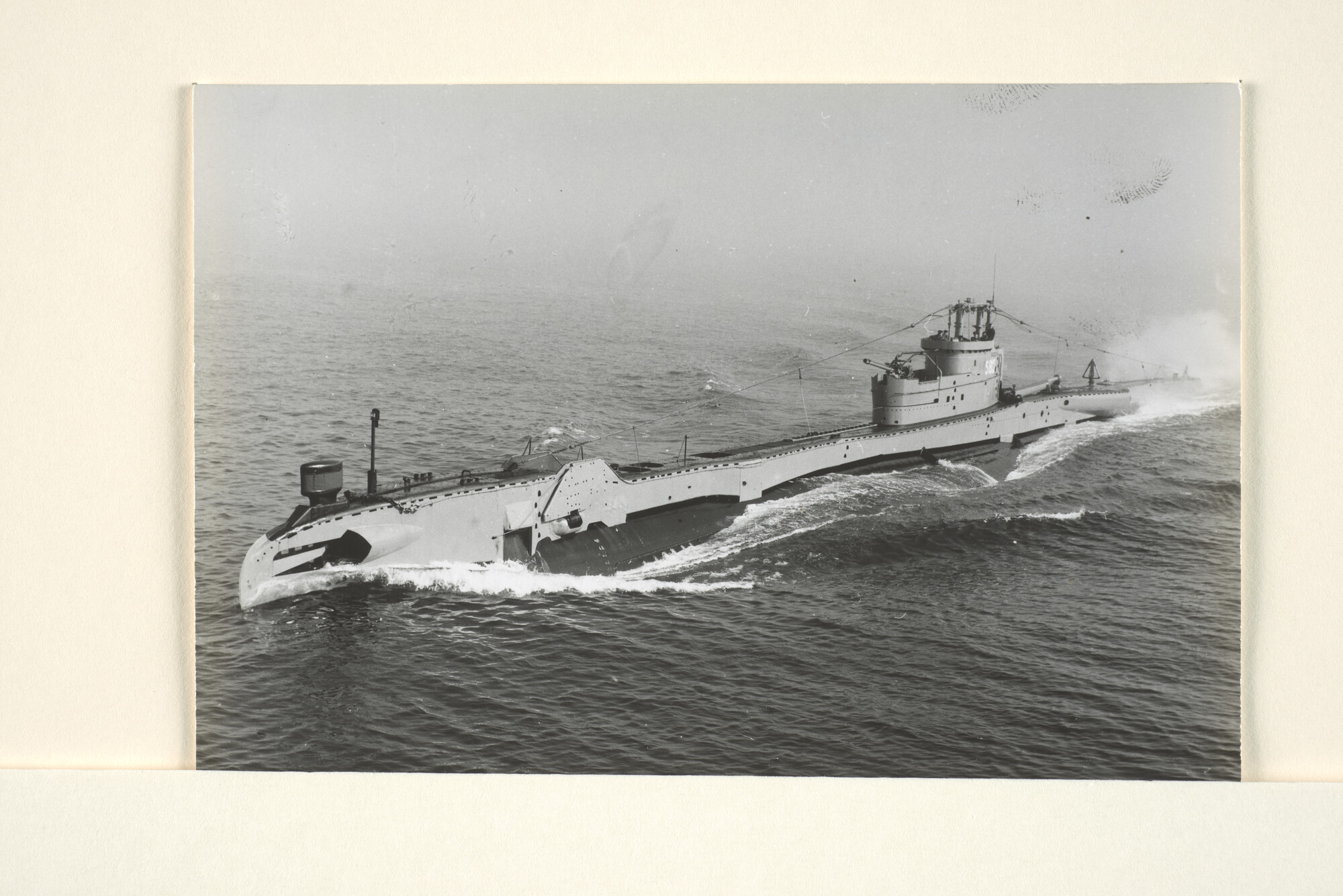 1995.1322; Een luchtfoto van de onderzeeboot Hr.Ms. 'Tijgerhaai' (S 812) op zee; foto