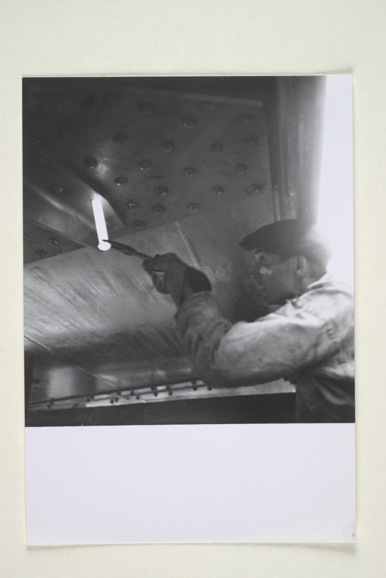 1995.5545; Foto's van het verhitten en inzetten van klinknagels in de huid van een schip; fotoreportage