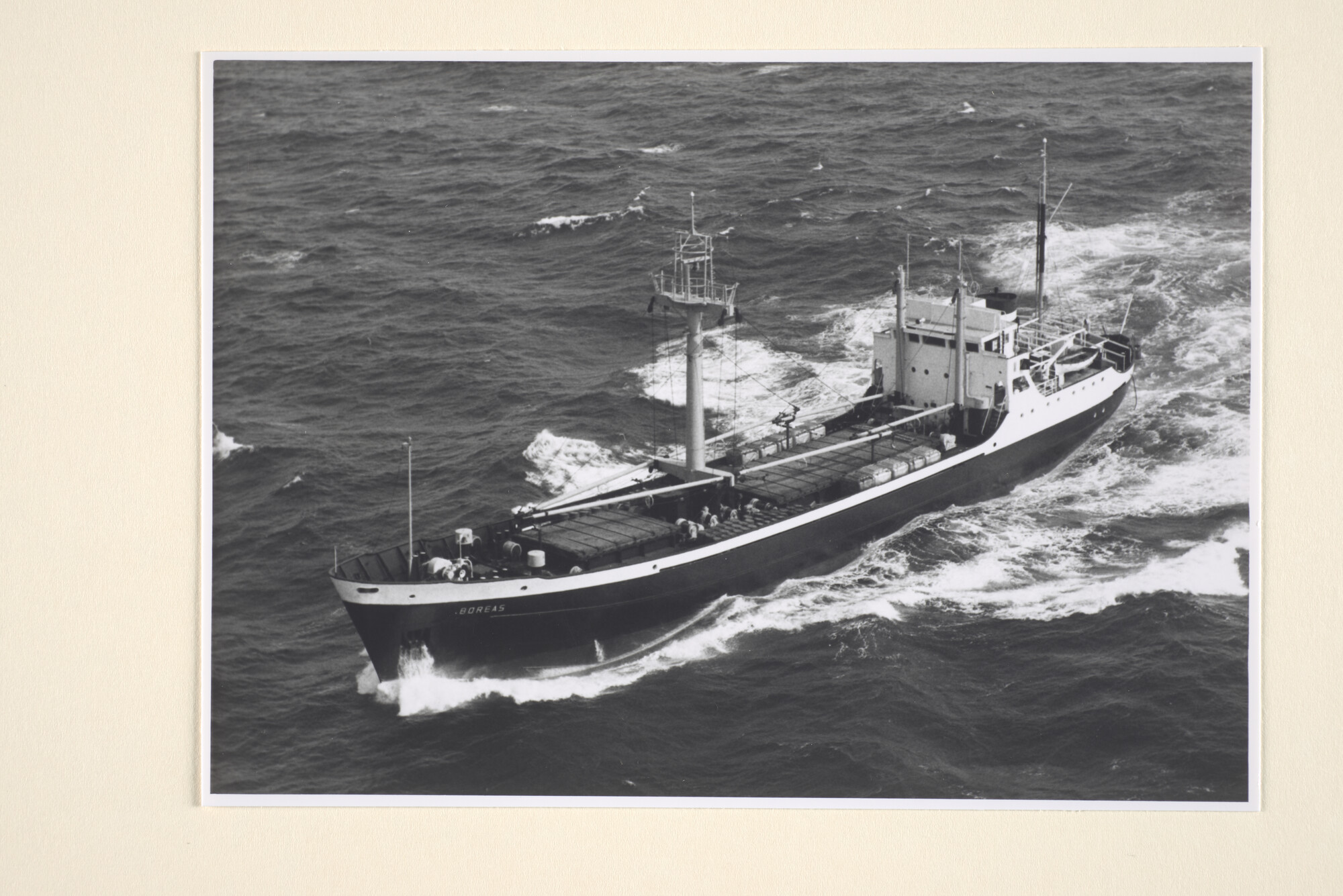 1995.6888; Luchtfoto van de coaster ms. Boreas van de KNSM; foto