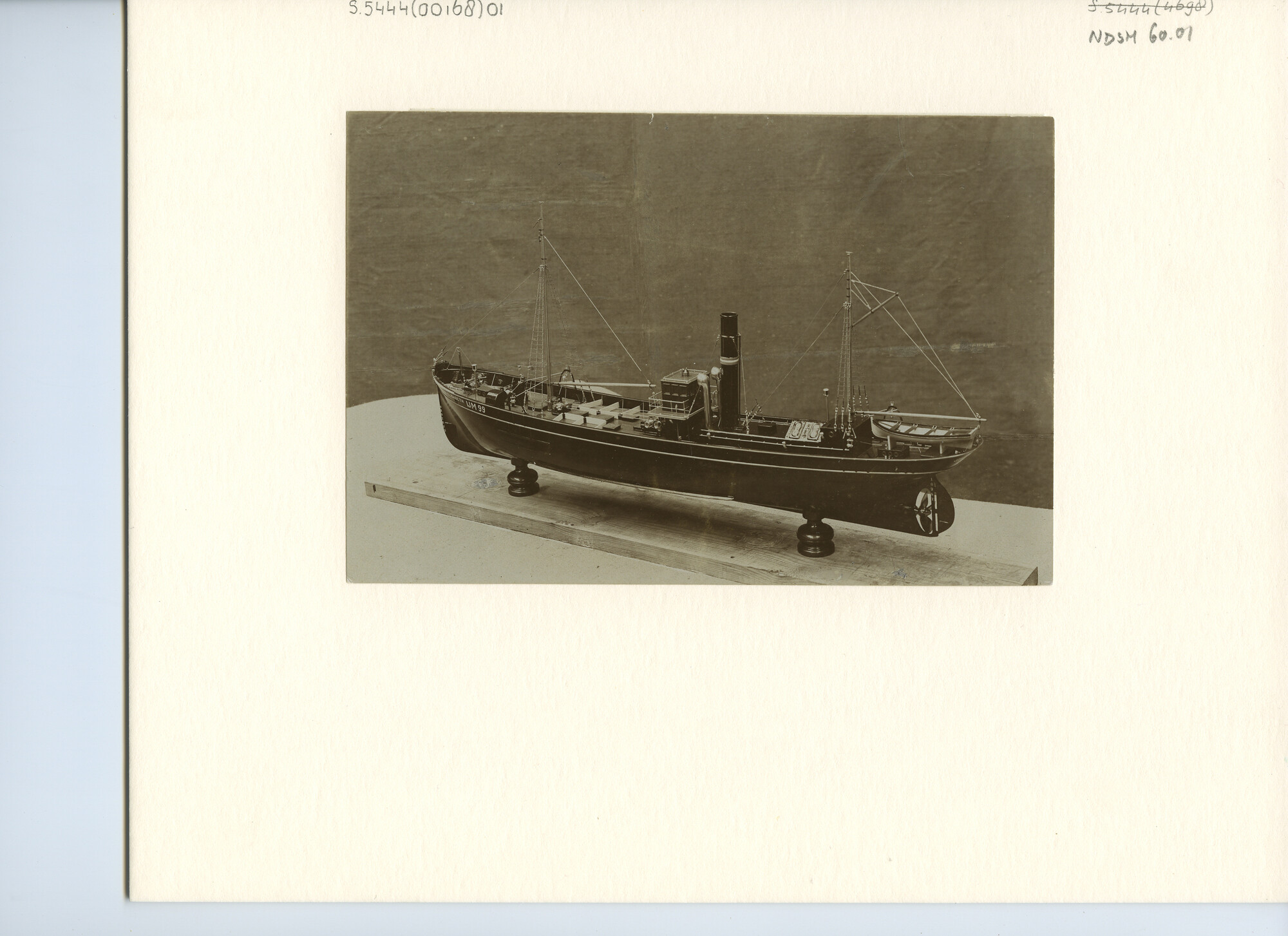 S.5444(0168)1; Foto van het scheepsmodel van de stoomtrawler Johanna Elisabeth (IJM 99); foto