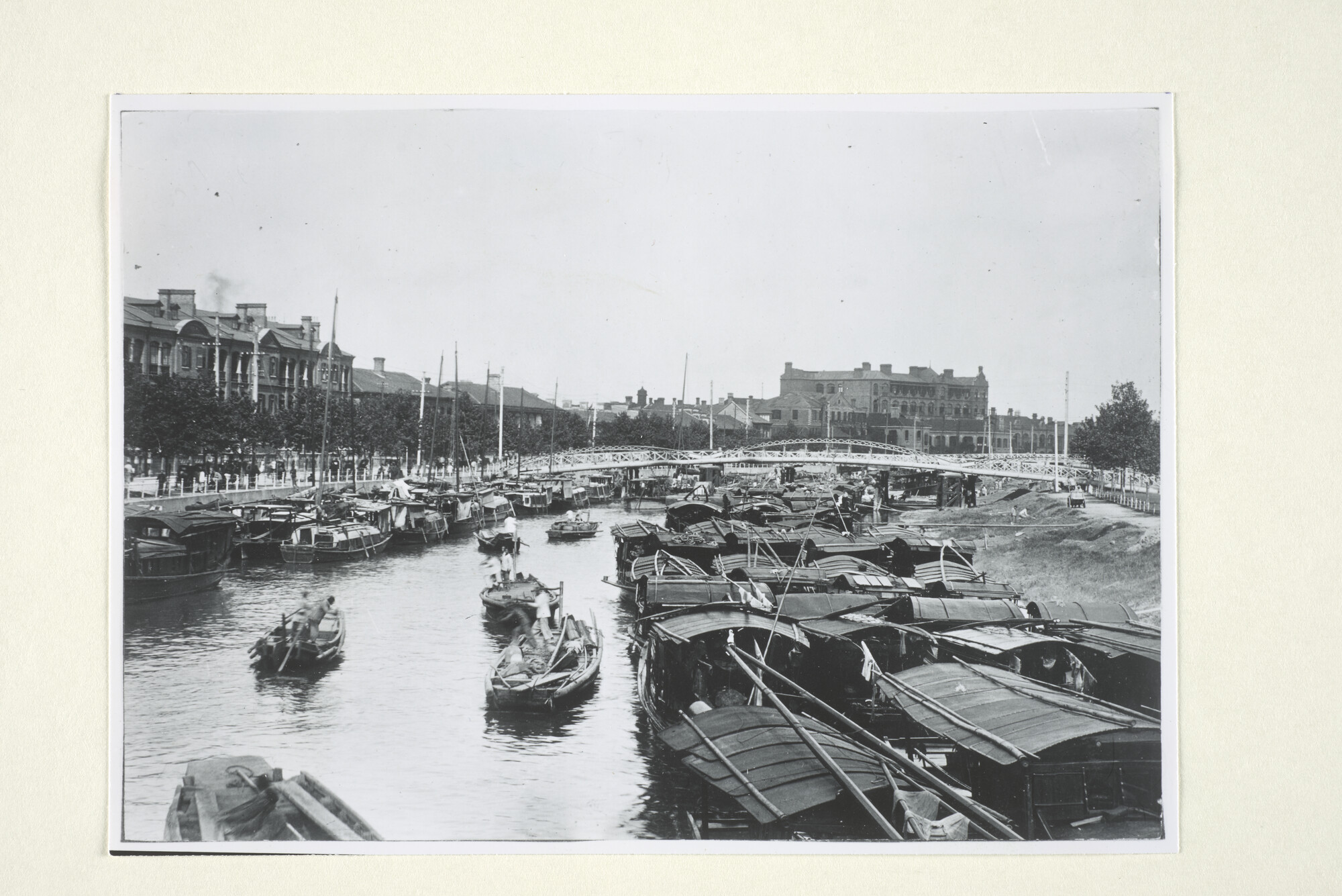 1997.1159; Sampans en dekschuiten liggen in Shanghai afgemeerd; foto