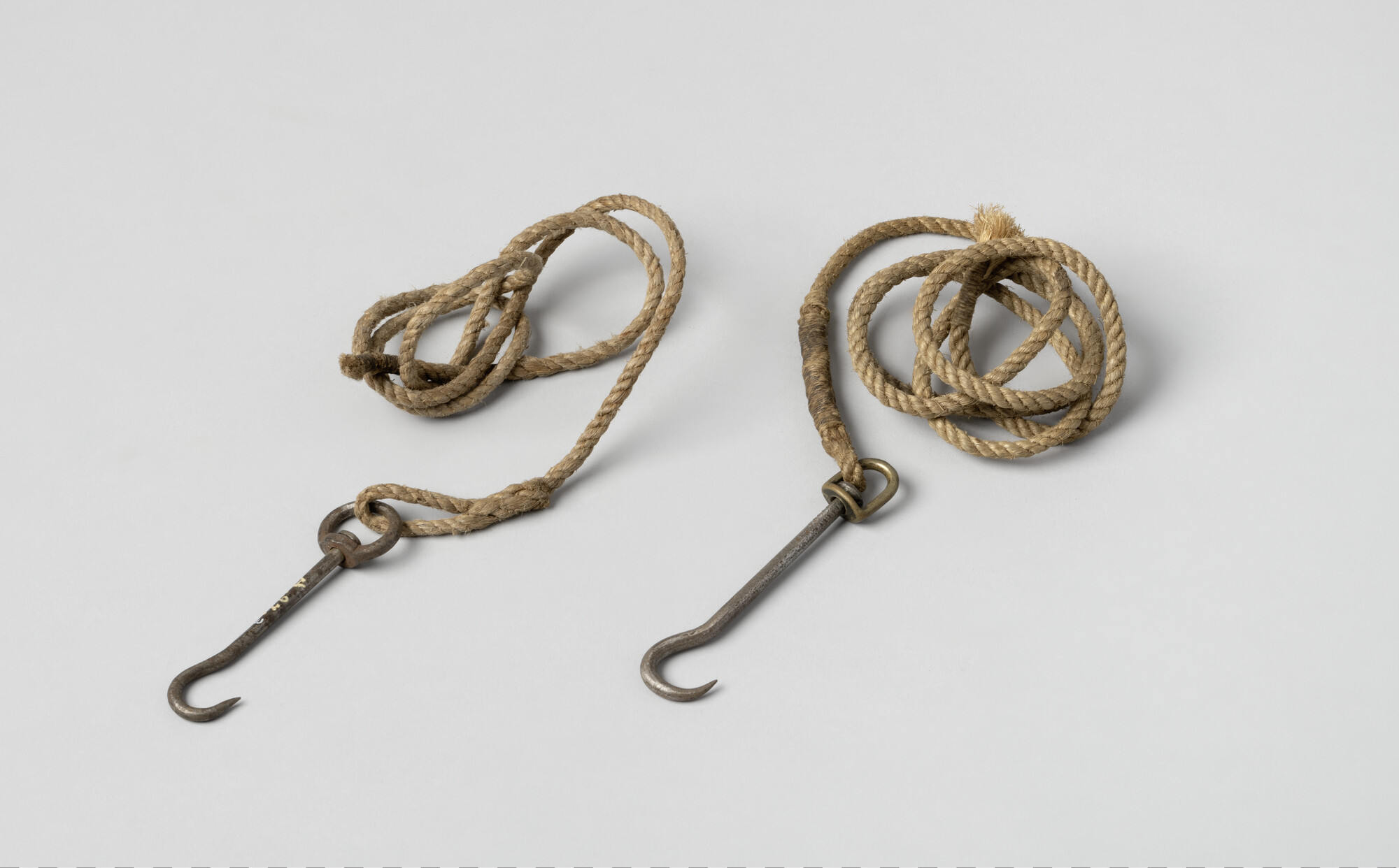 A.0097(03); Zeilmakershaak met wartel en gesplitst touw; haak (bevestigingsmiddel)