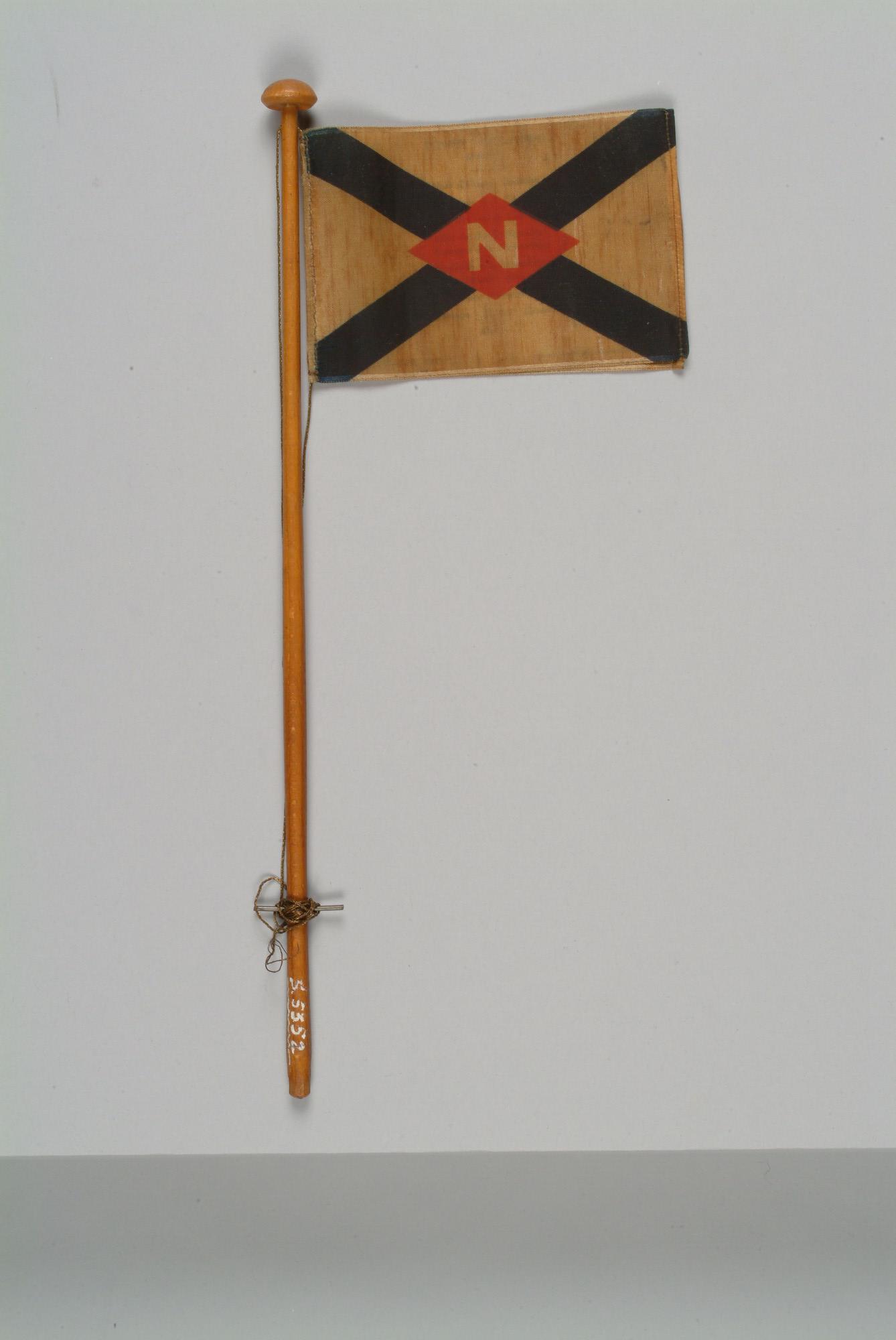 S.5352; Tafelvlag van de Stoomvaart Maatschappij 'Nederland', gebruikt aan boord van het ss. 'Johan de Witt'; vlag
