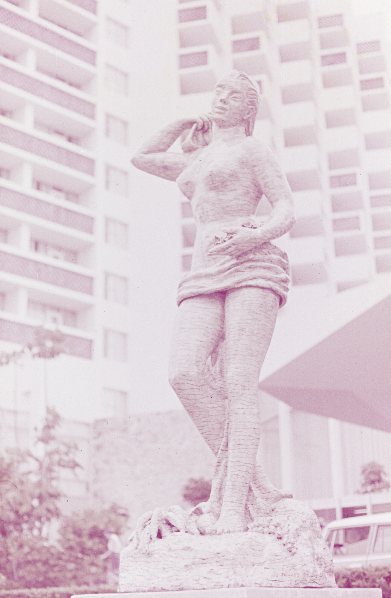 2015.0698; Dia van een standbeeld voor de ingang van het Diplomat Hotel in Miami; diapositief