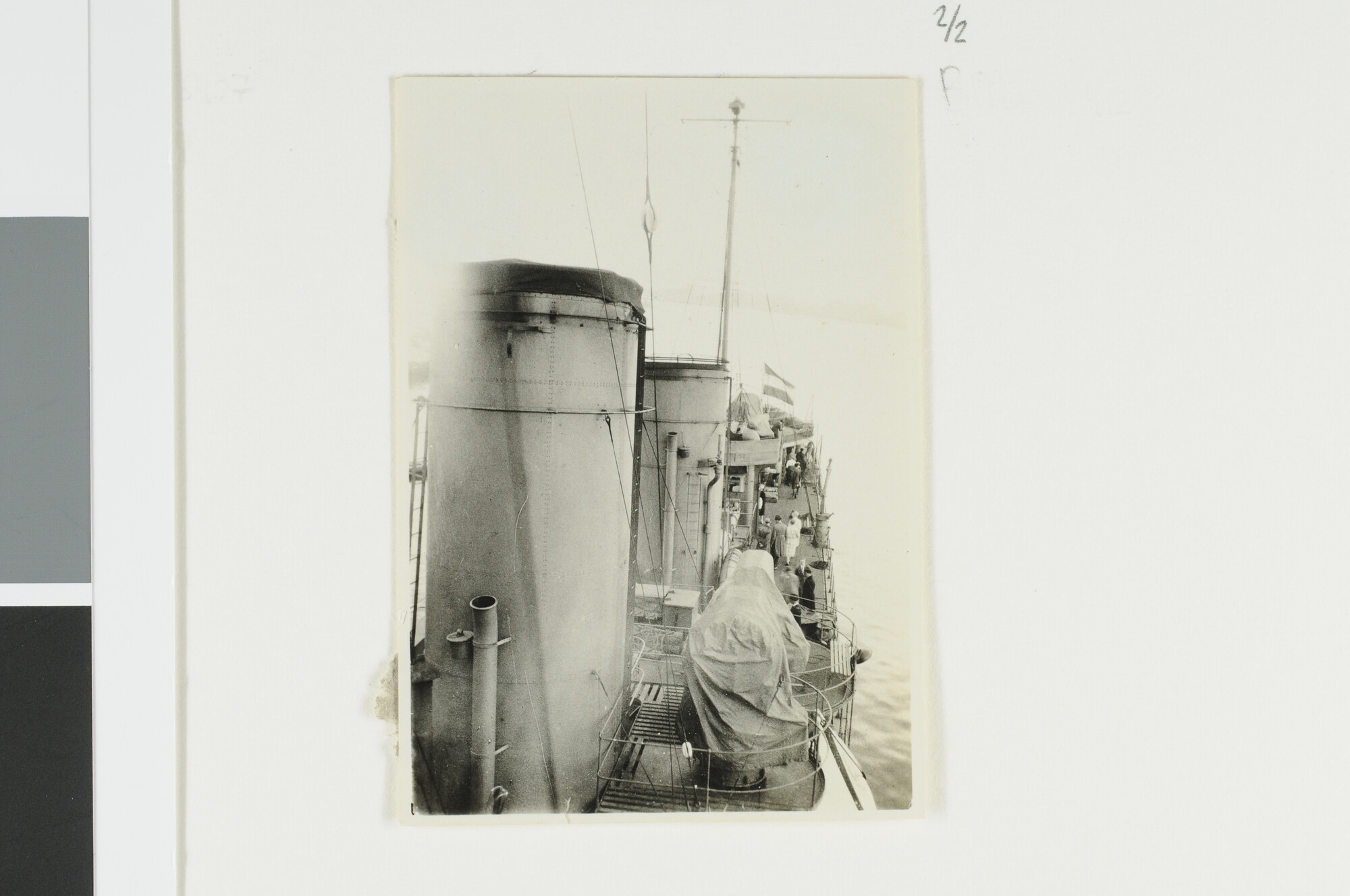 A.2867(03)008; Het voorschip en de bakboordzijde gezien vanaf de brug van een torpedobootjager; fotoreportage