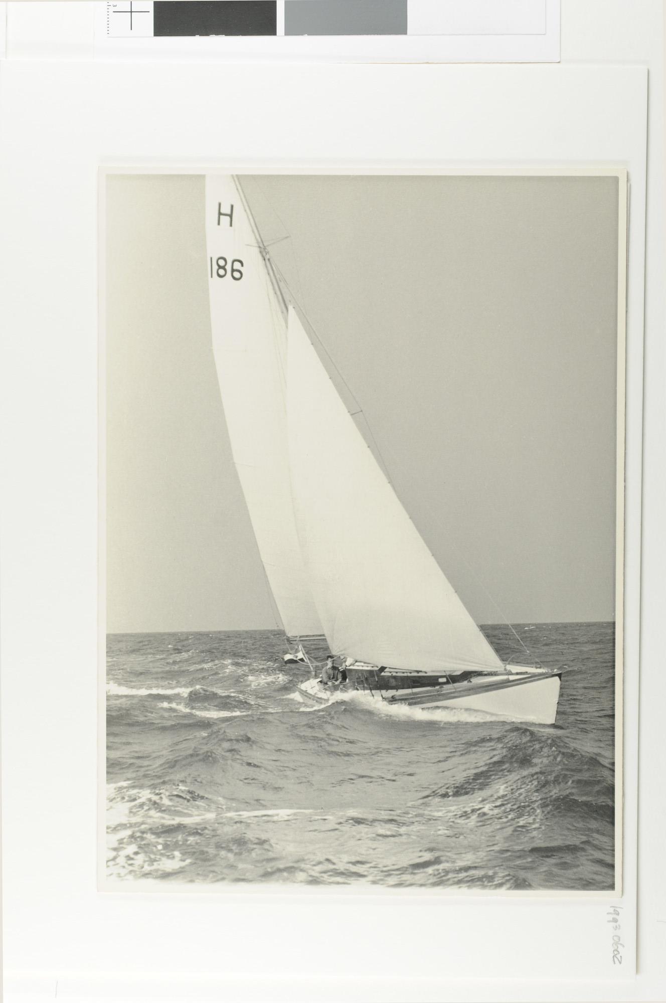 1993.0602; Foto's van een zeiljacht (zeilno.: H.186), varende met halve wind; fotoreportage