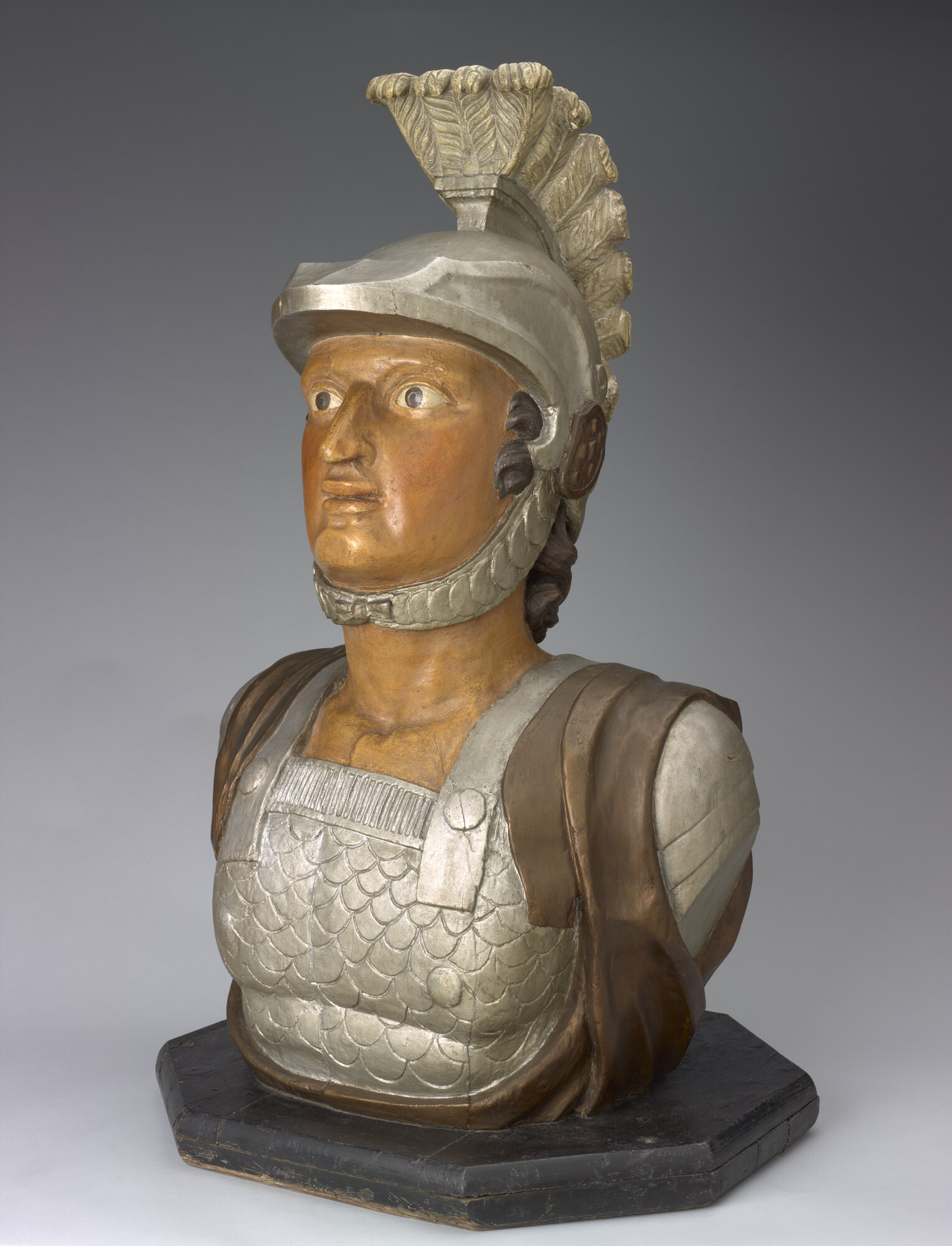 S.0132(03); Schegbeeld, voorstellend een gehelmde strijder in Romeinse tunica; boegversiering