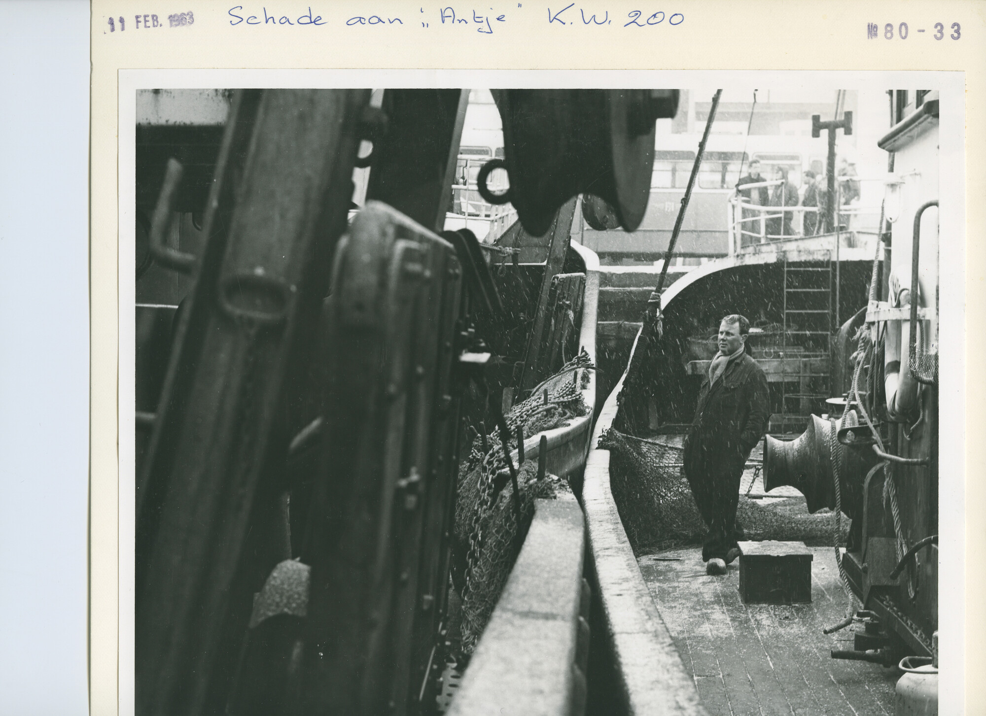 S.5444(4021)03; Foto van de aanvaringsschade bij het visserschip Antje (KW 200); foto
