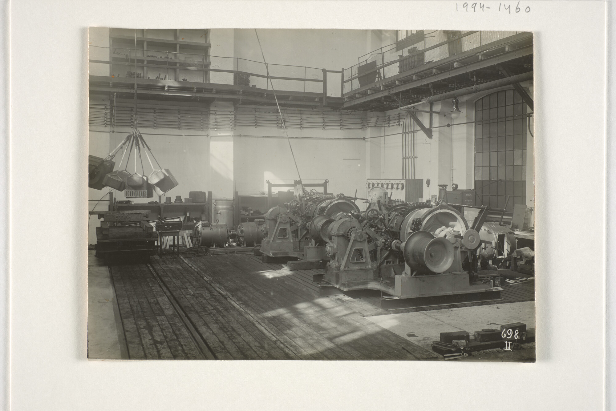 1994.1460; Windlass Eqyuipment ms. 'Cremer' & 'Van Heutsz'; winches in proefopstelling in een fabriekshal; foto