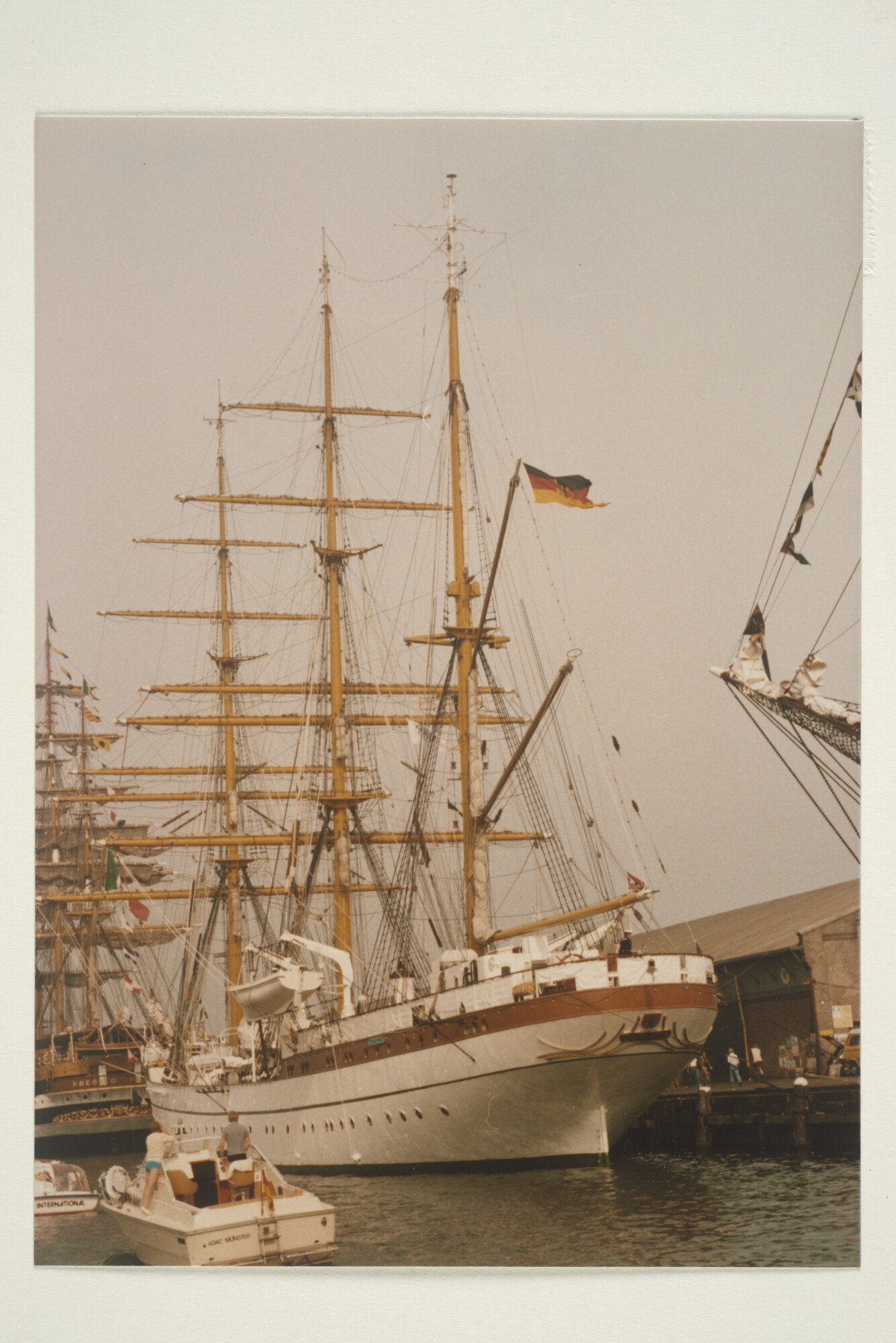 1997.1935; Kleurenfoto van het Duitse zeilende schoolschip 'Gorch Fock' afgemeerd in de haven van Amsterdam ter gelegenheid van Sail-Amsterdam 1980; foto