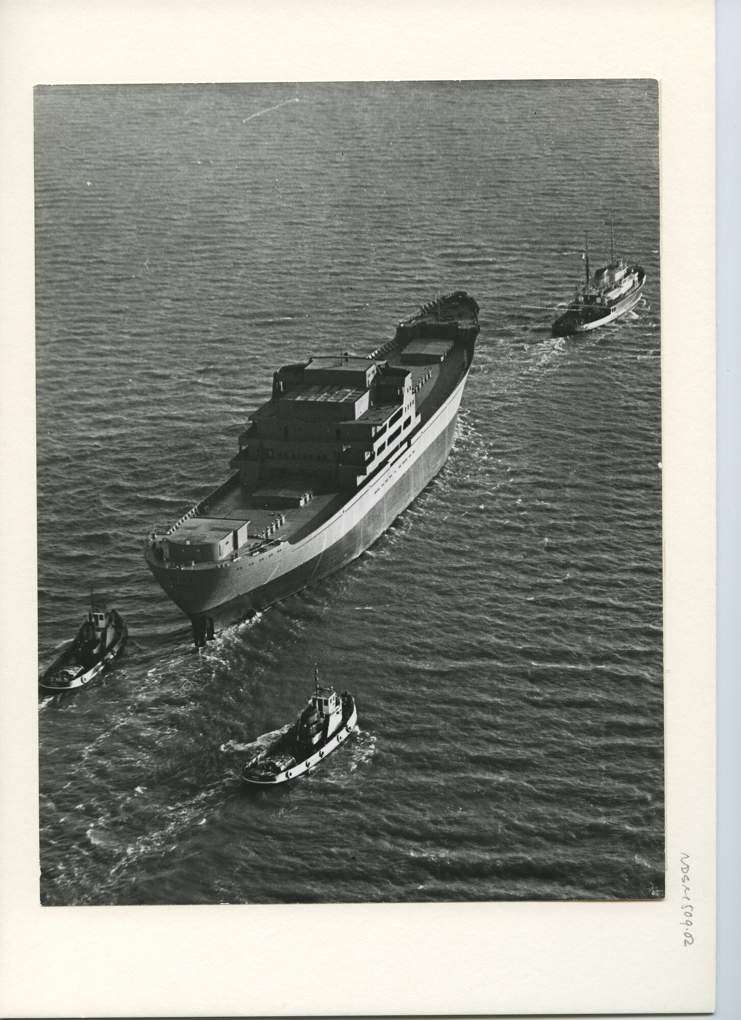 S.5444(2929)1; Luchtfoto van het casco van het vrachtschip ms. Beira; foto