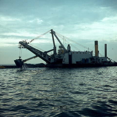 S.9100(1040); De Franse zandzuiger Kala-Nag in actie tijdens de uitbreiding van de pieren van IJmuiden; diapositief
