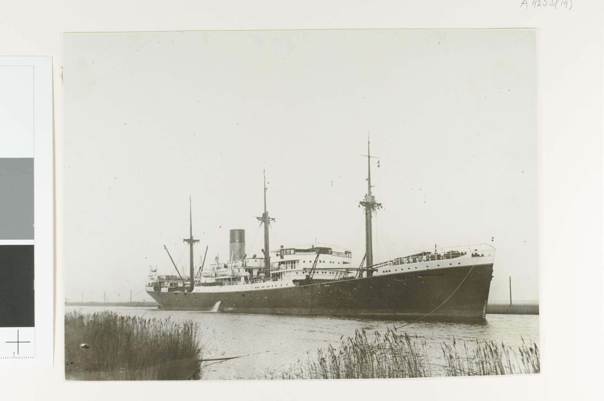 A.4253(14); Het vrachtschip ss. 'Poulau Roebiah' van de Stoomvaart Maatschappij; foto