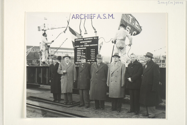 S.5219(12)0202; De kiellegging van de veerboot ms. 'De Dageraad' van de TESO op de dwarshelling van de ASM; foto