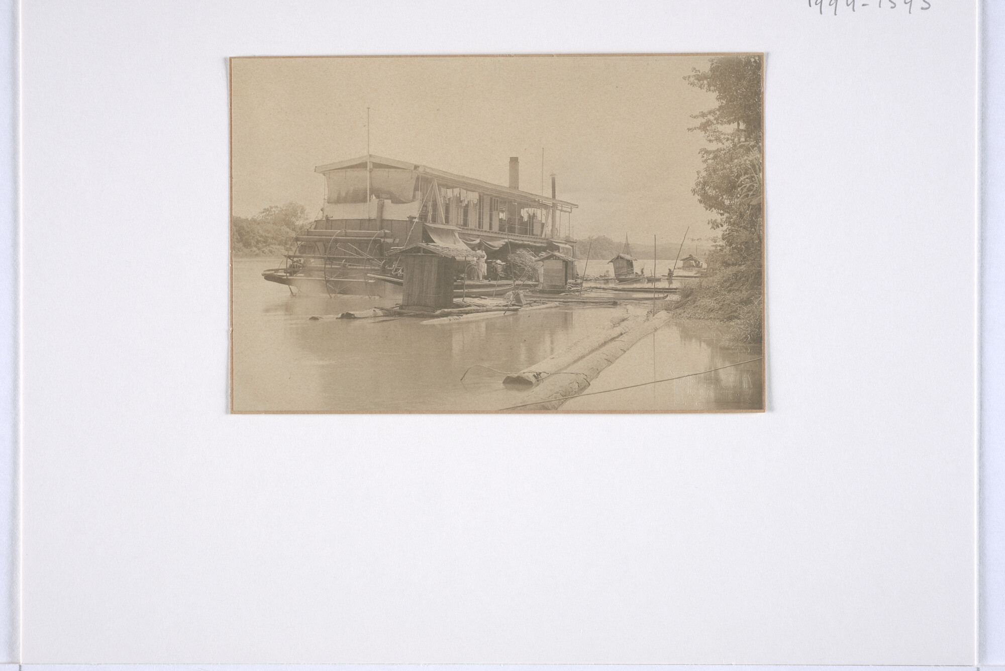 1994.1543; De hekwieler ss. 'Negara' afgemeerd aan een drijvende steiger op de Barito-rivier bij een KPM-post; foto