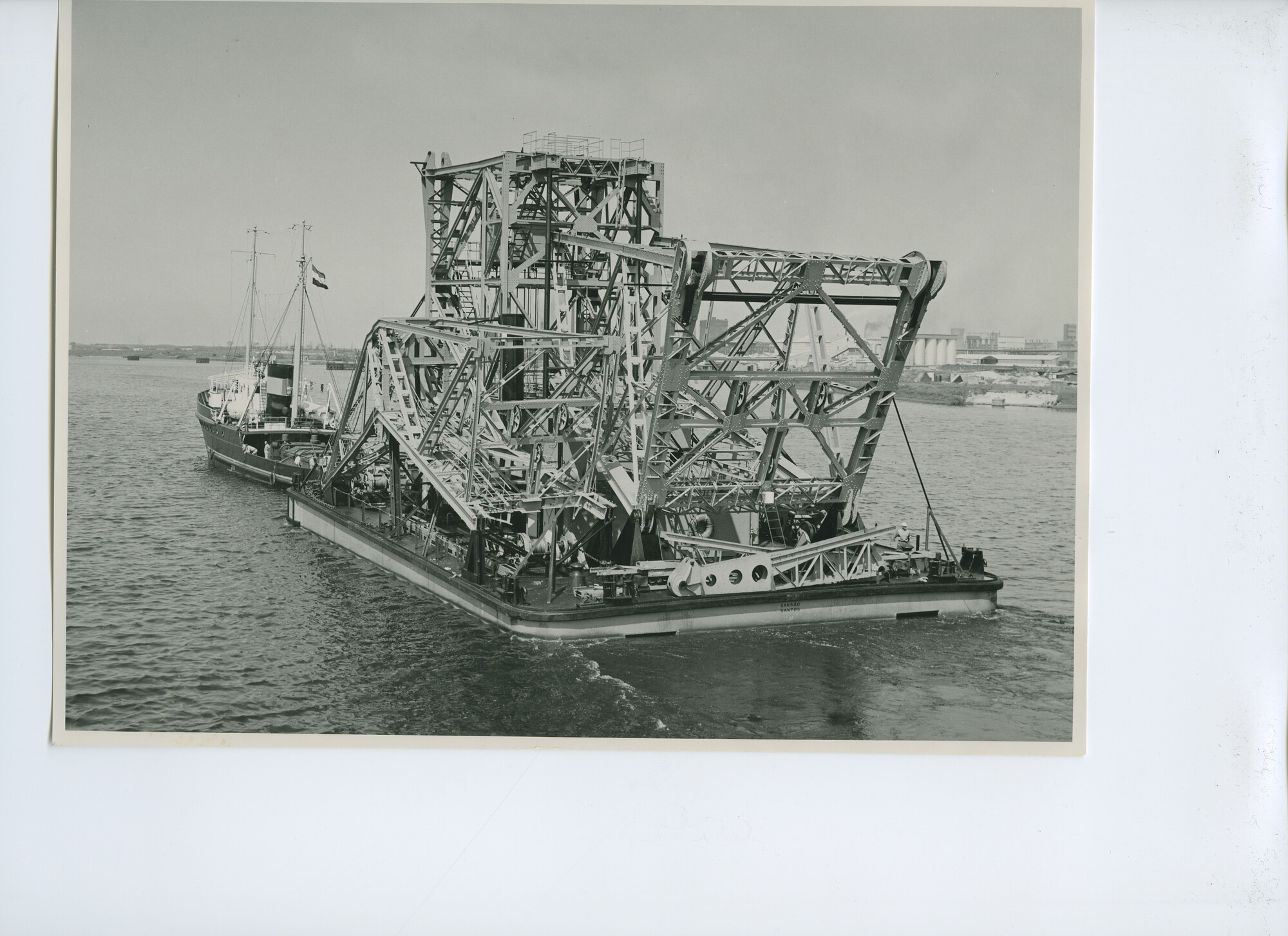 S.5621(01)0182; Foto van 150 tons drijvende bok.; foto