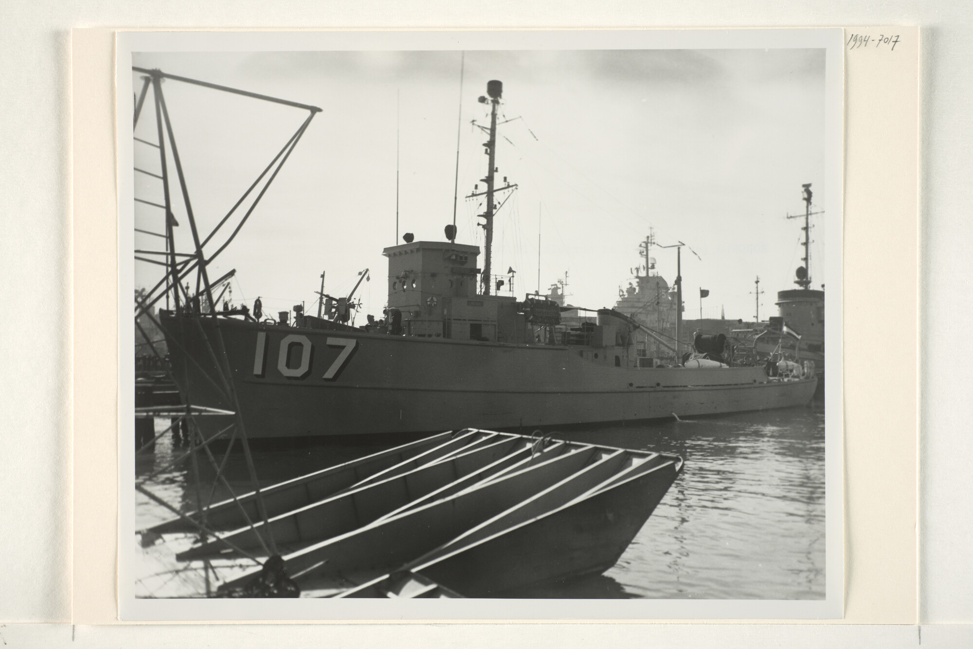 1994.7017; De kustmijnenveger Hr.Ms. 'Borculo' (M 849); foto