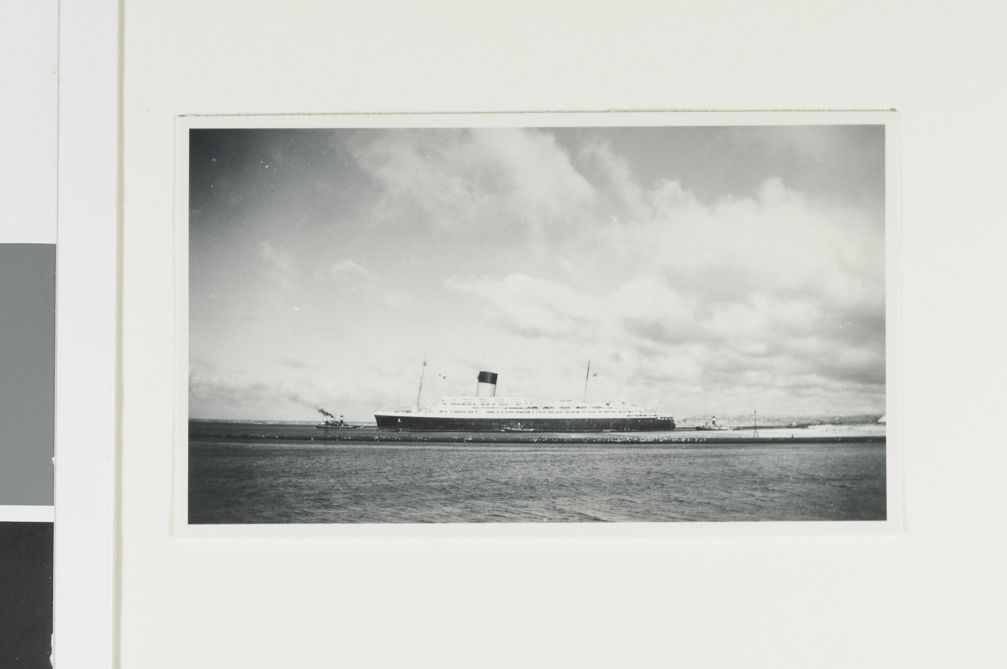S.4380(04)668; Foto's van het vertrek van het Franse passagiersschip ss. Pasteur uit de haven van Amsterdam; fotoreportage