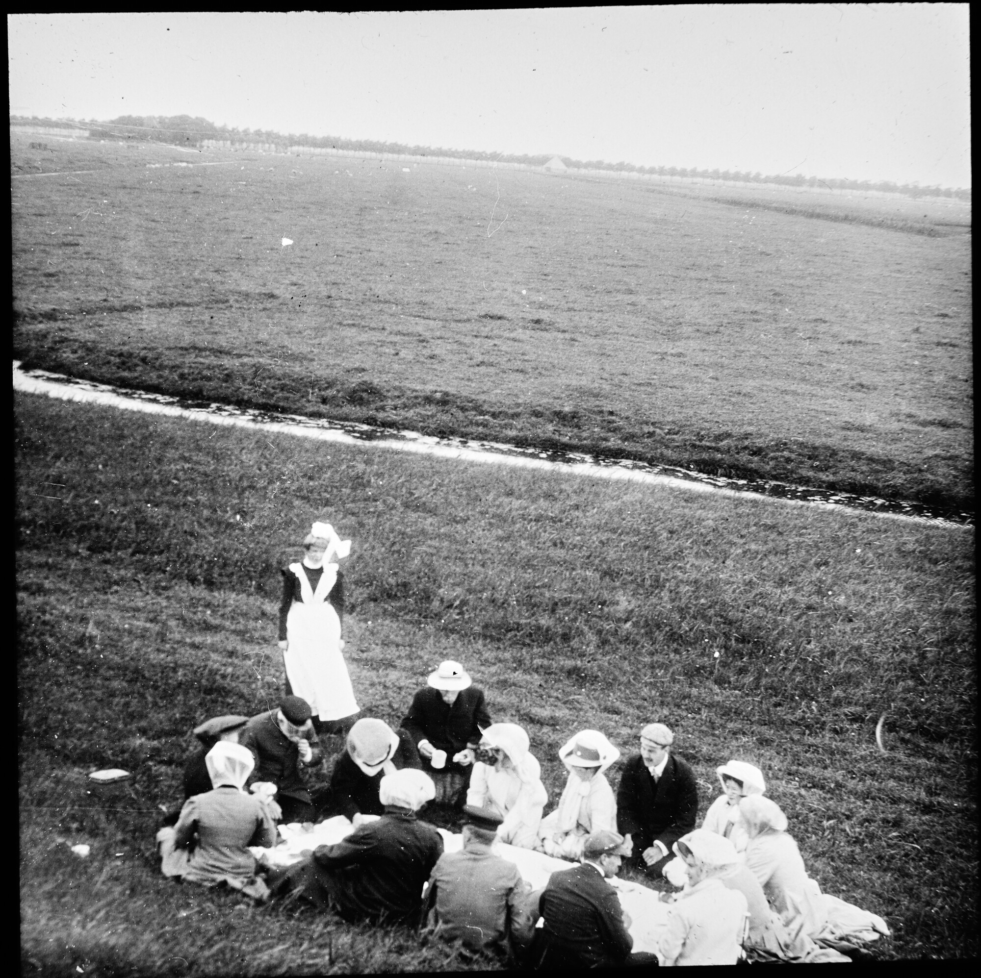 S.1156(06)376-3; Lantaarnplaatje van een boottochtje met de familie aan boord van de Zes Gebroeders, picknick; lantaarnplaatje