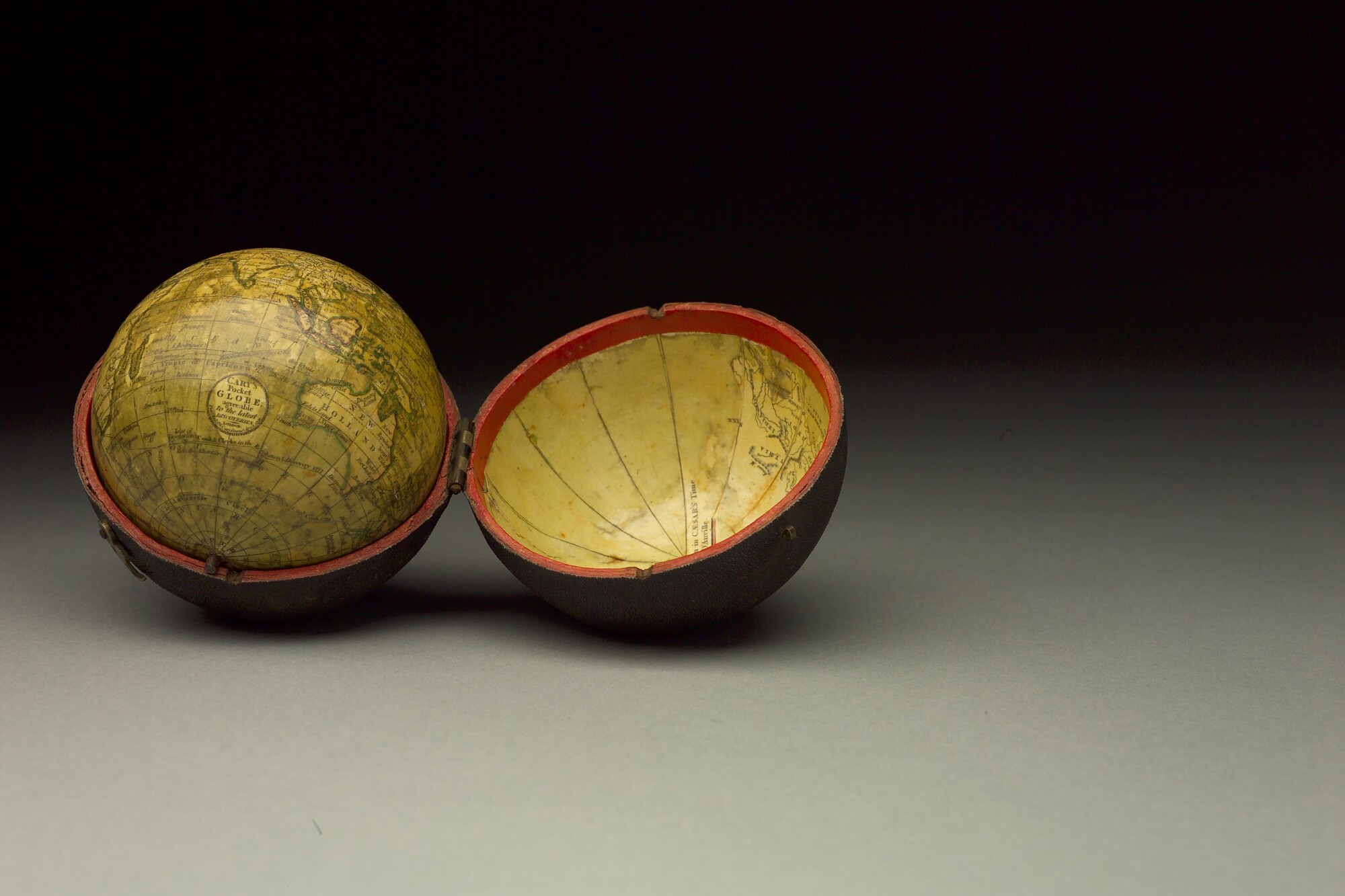 A.0145(025)11; Aardglobe in zakformaat van 7,75 cm. in doorsnede in foedraal, door John en William Cary, Londen, 1791; globe