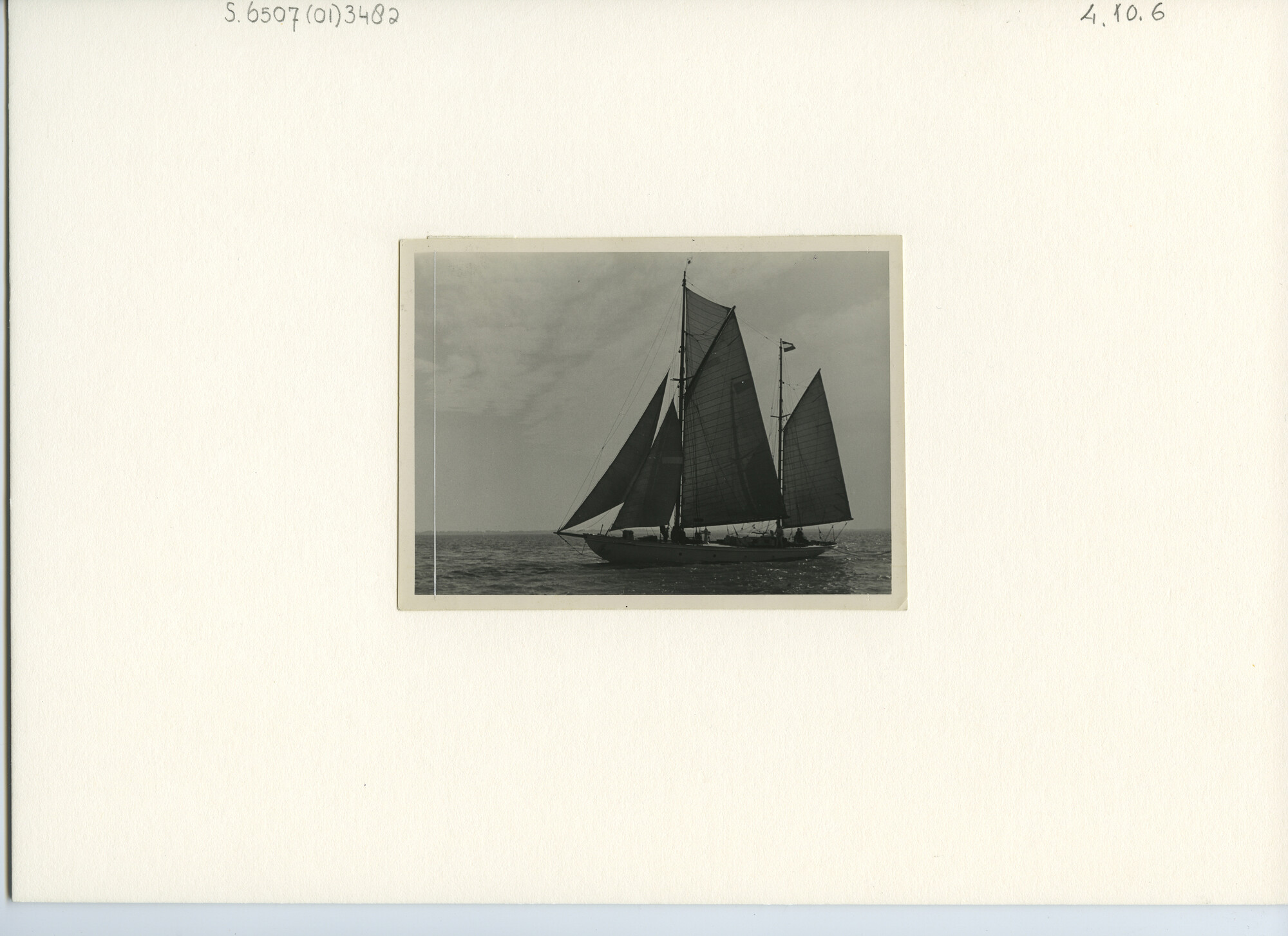 S.6507(01)3482; Foto van het kitsjacht Frida in volle zee; foto