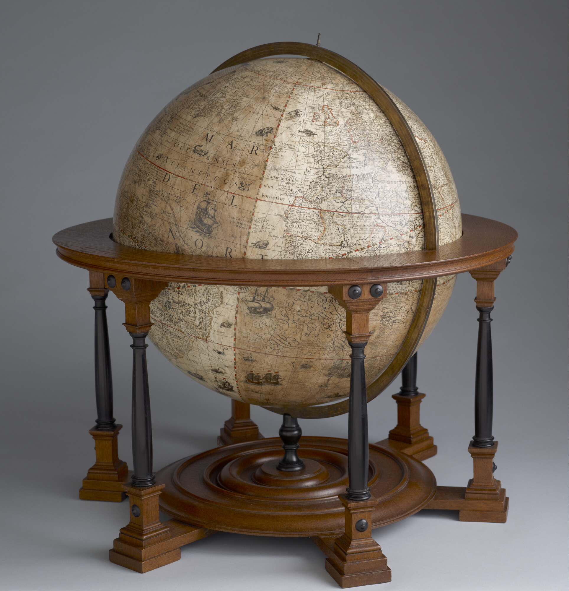 A.0145(025)03; Aardglobe van 53,5 cm doorsnede door Jodocus Hondius junior en Adriaen Veen, 1613; globe