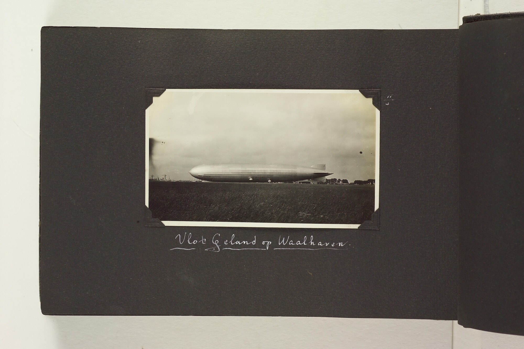 S.6156(06)l; Fotoalbum l) uit een serie van veertien uit de Collectie Job over zijn reizen met ss. 'Stuyvesant' en 'Venezuela' van de KNSM [...]; fotoalbum