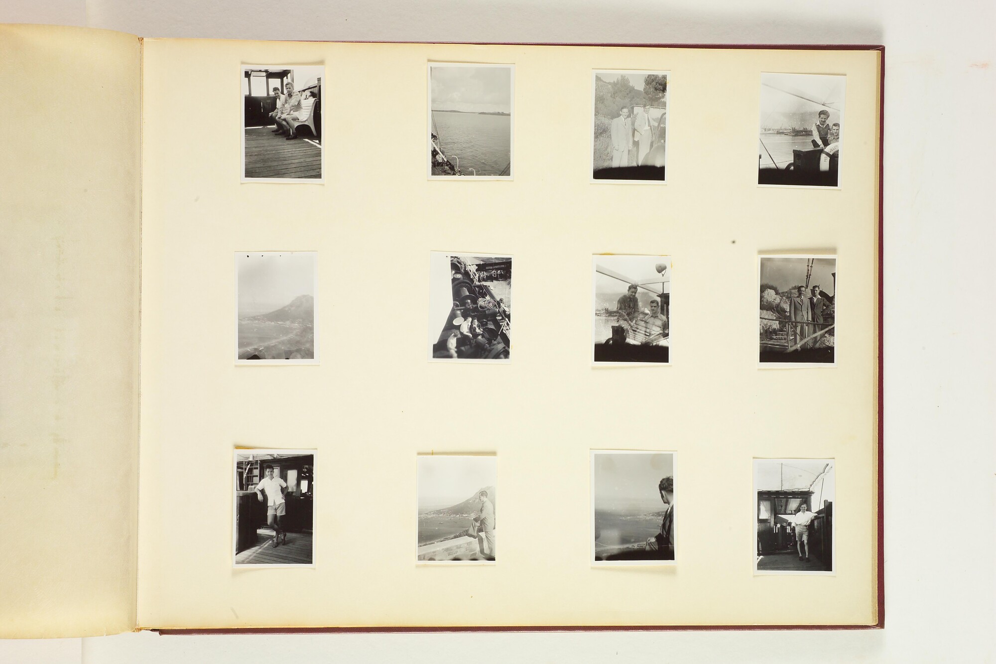 1990.0580; Eerste album met foto's van het walvismoederschip ms. Willem Barendsz (I); fotoalbum