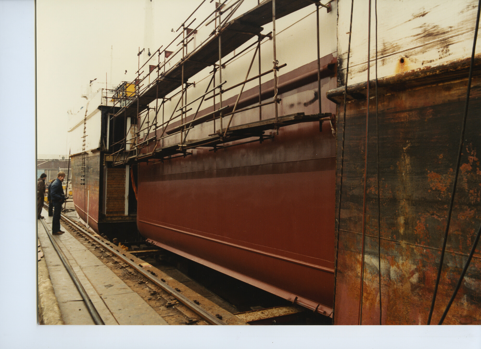 S.5444(00010)12; Foto van de plaatsing van een tussensectie bij het koelschip ms. 'Jan Willem'; foto