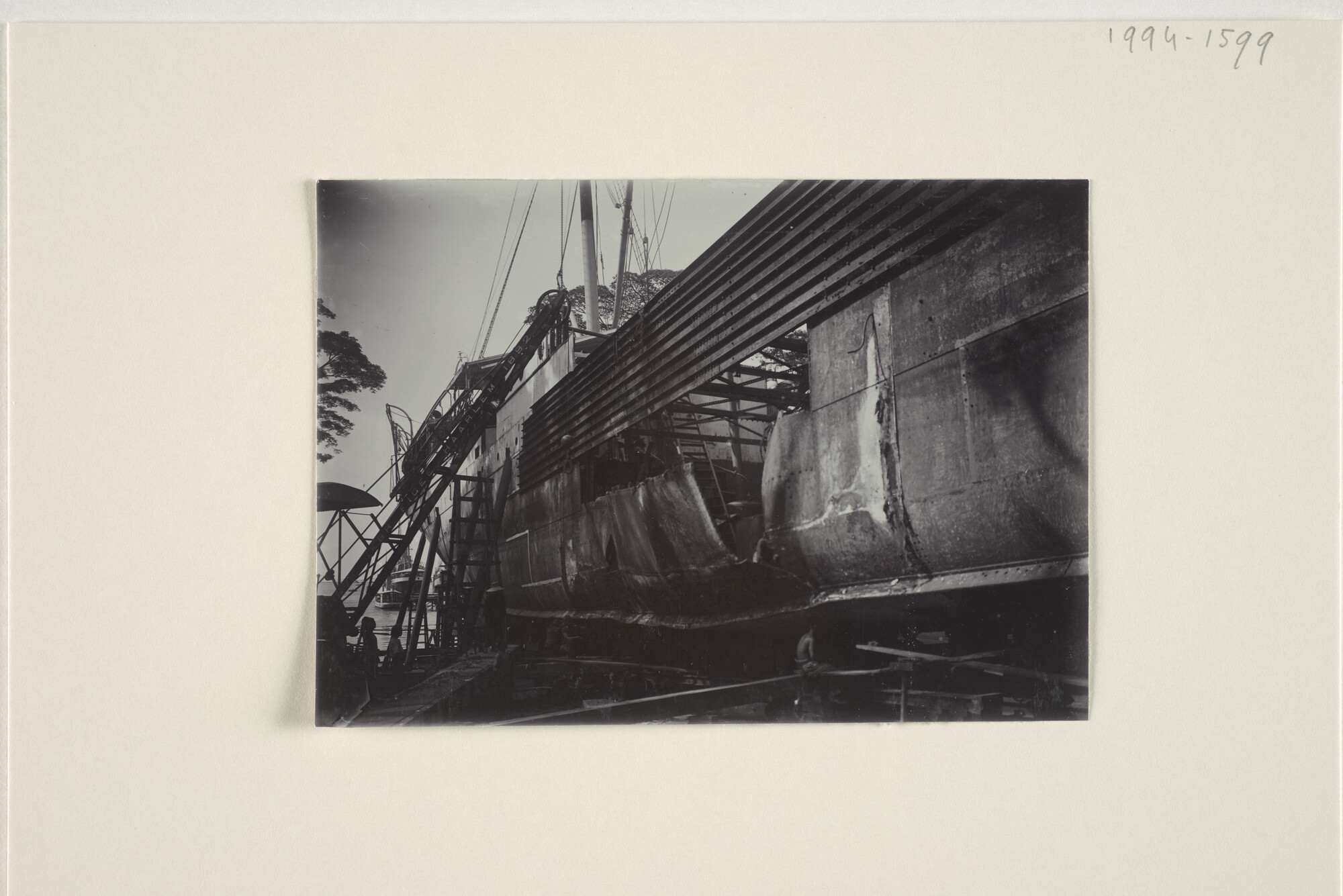 1994.1599; Foto's van de reparatie door de Nederlandsche Scheepsbouw Maatschappij van de middensectie van het ss. 'Pahud' [...]; fotoreportage