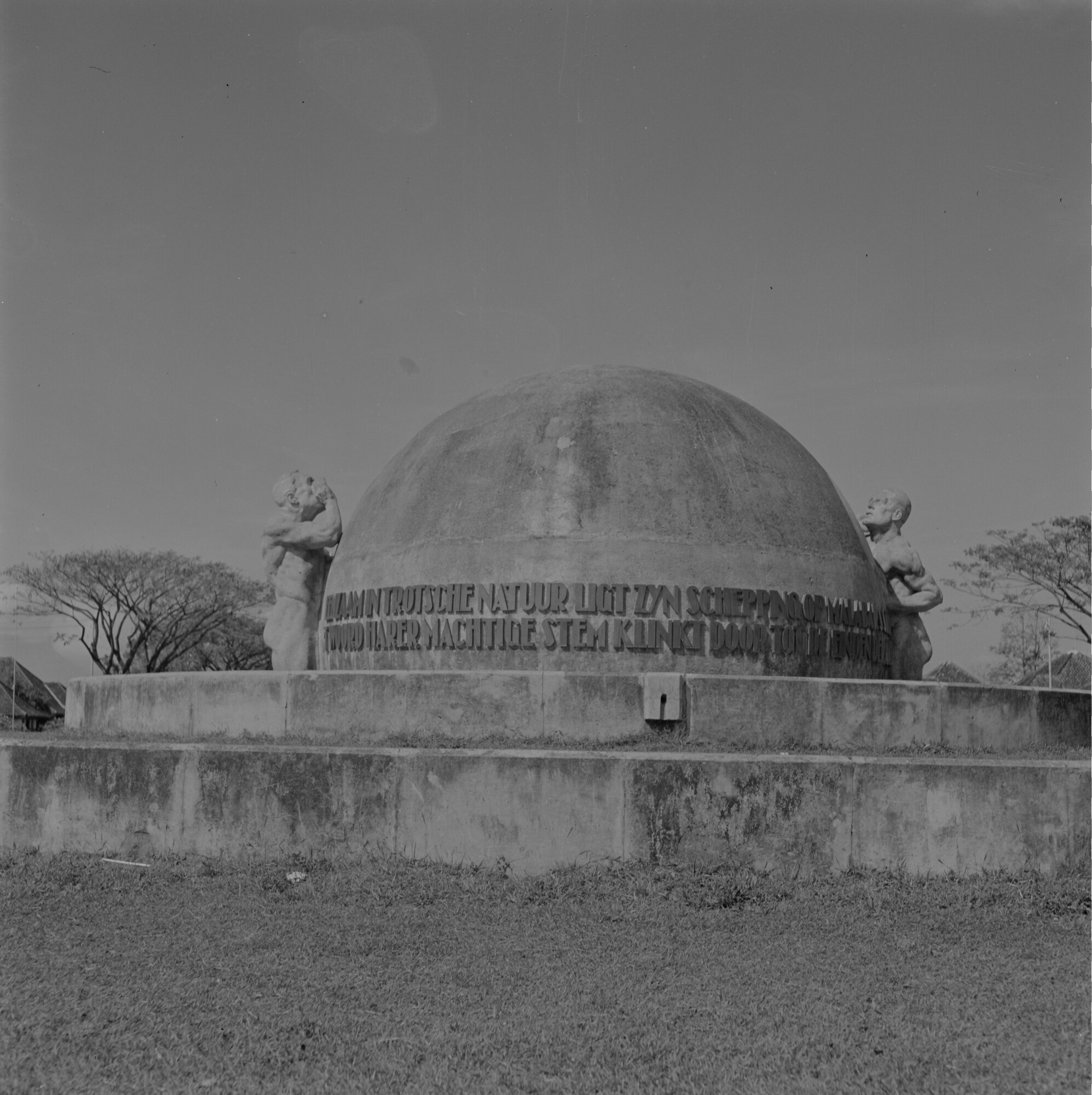 2015.3389; Negatief van het Dr. J.C. de Groot Monument in Bandoeng (Bandung); negatief