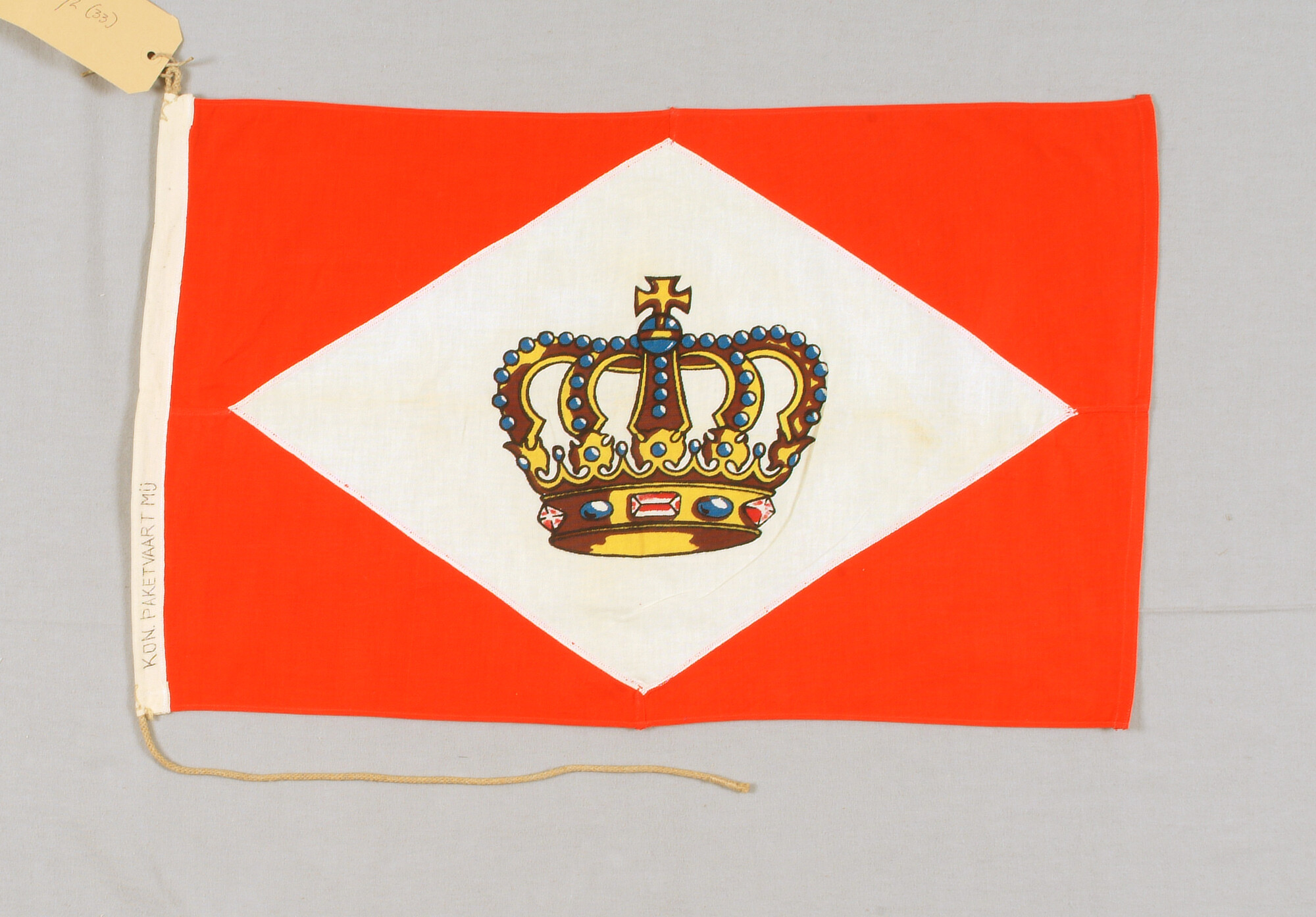 S.6872(033); Rederijvlag van de KPM te Amsterdam; vlag