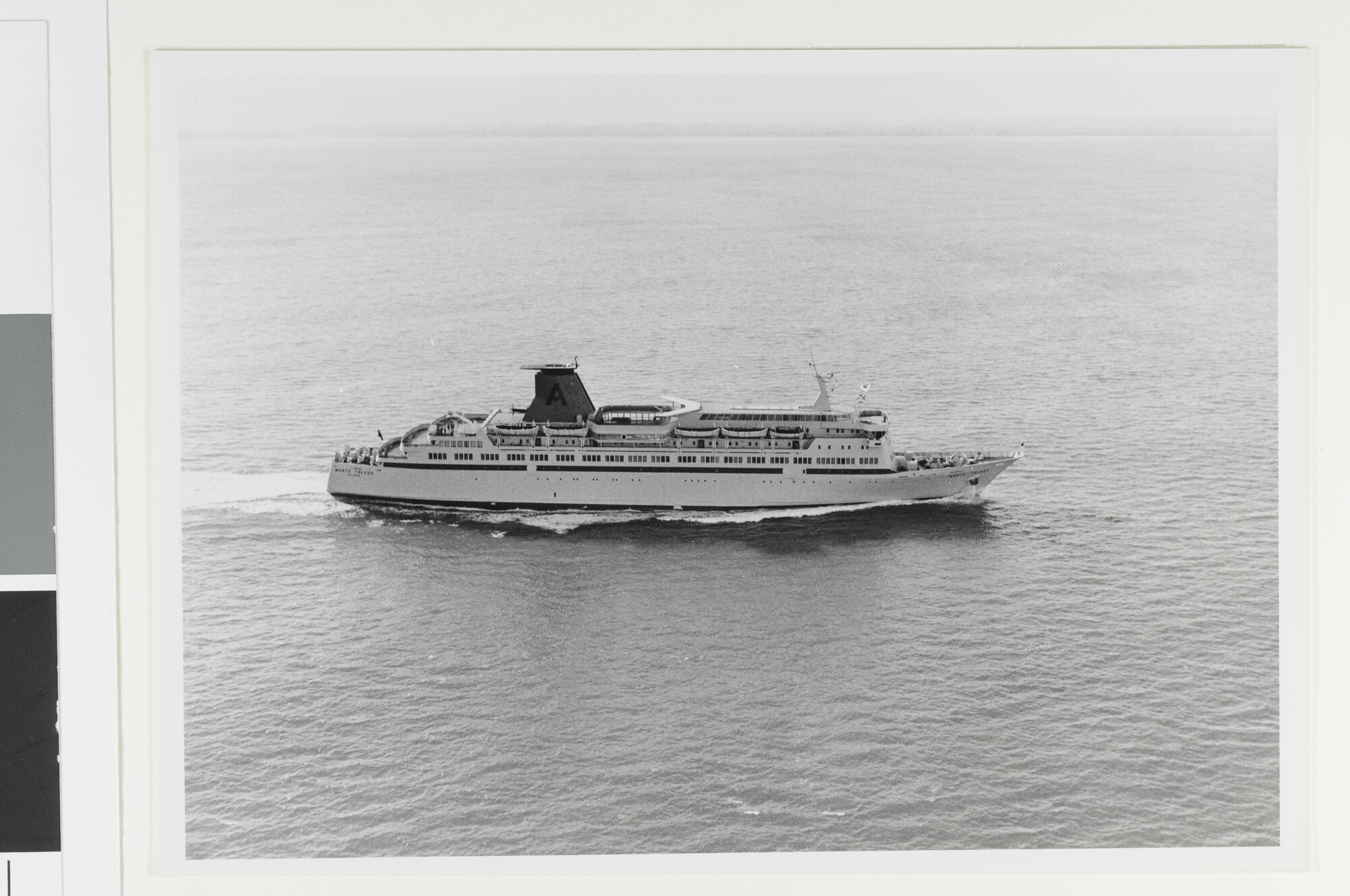 S.7486(01); Het Spaanse passagiersschip ms. 'Monte Toledo' van de Naviera Aznar, Bilbao; foto