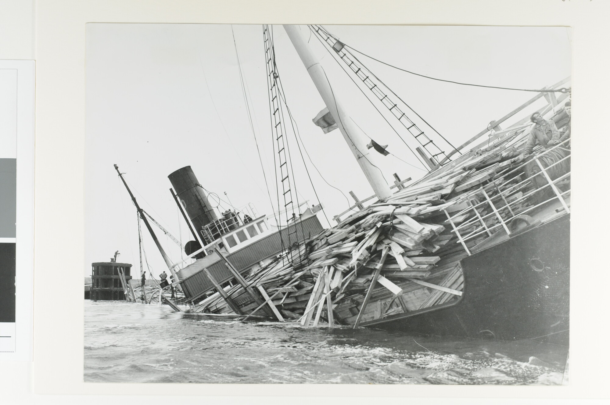 S.6408(0852); Het Zweedse vrachtschip ms. Ketty met slagzij door een schuivende deklast [...]; foto