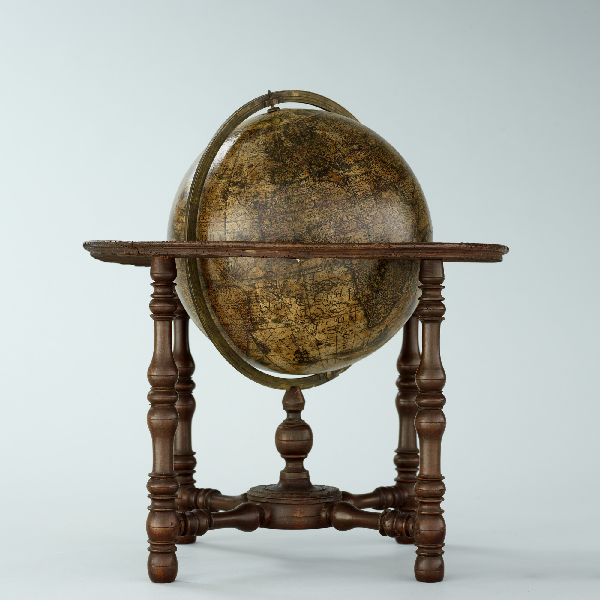 S.2938; Aardglobe van 26,5 cm. in doorsnede door Pieter van den Keere en Petrus Plancius, na 1618; globe