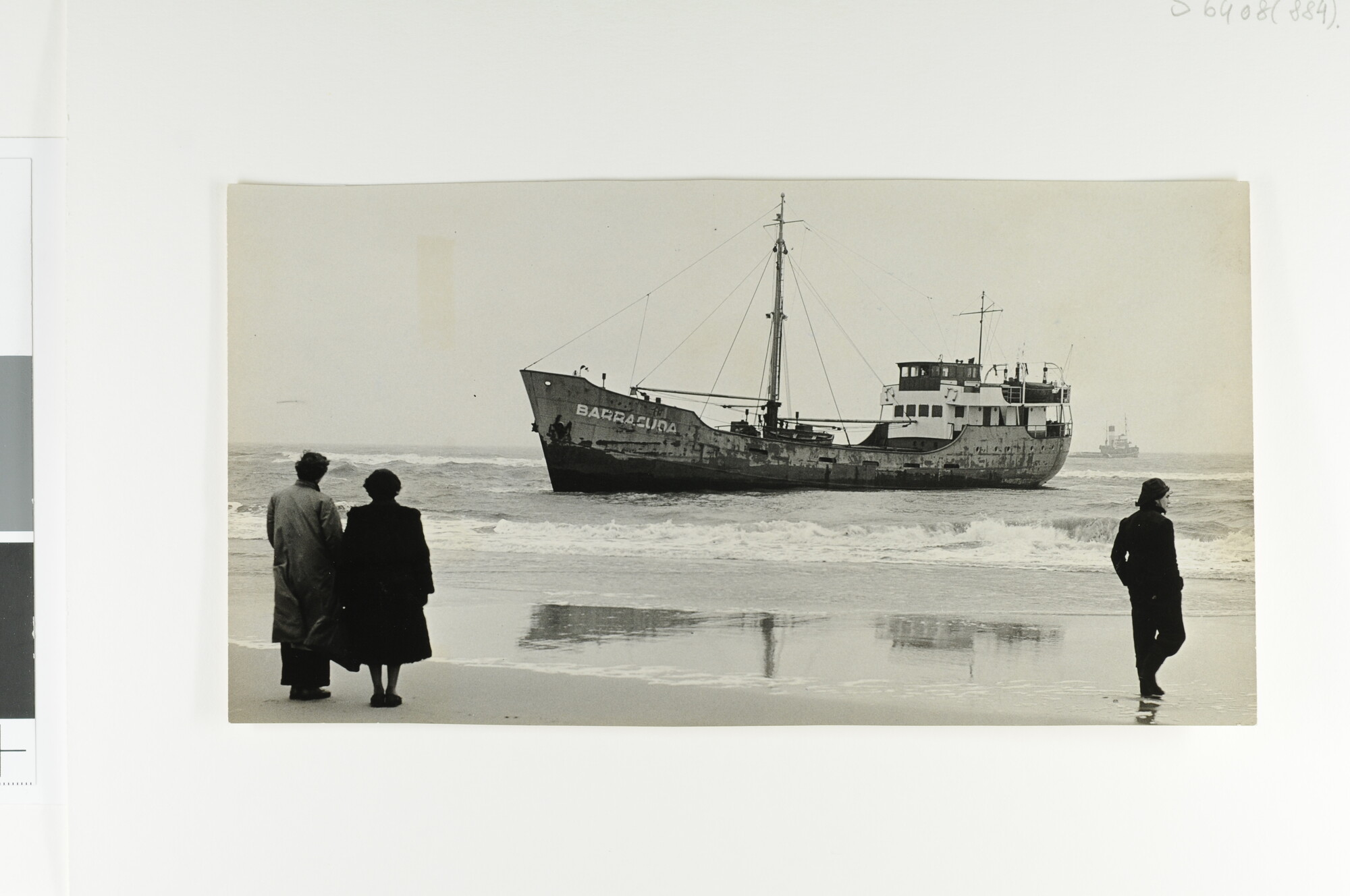 S.6408(0884); De coaster ms. 'Barracuda' is vastgelopen op het strand van Bergen aan Zee; foto