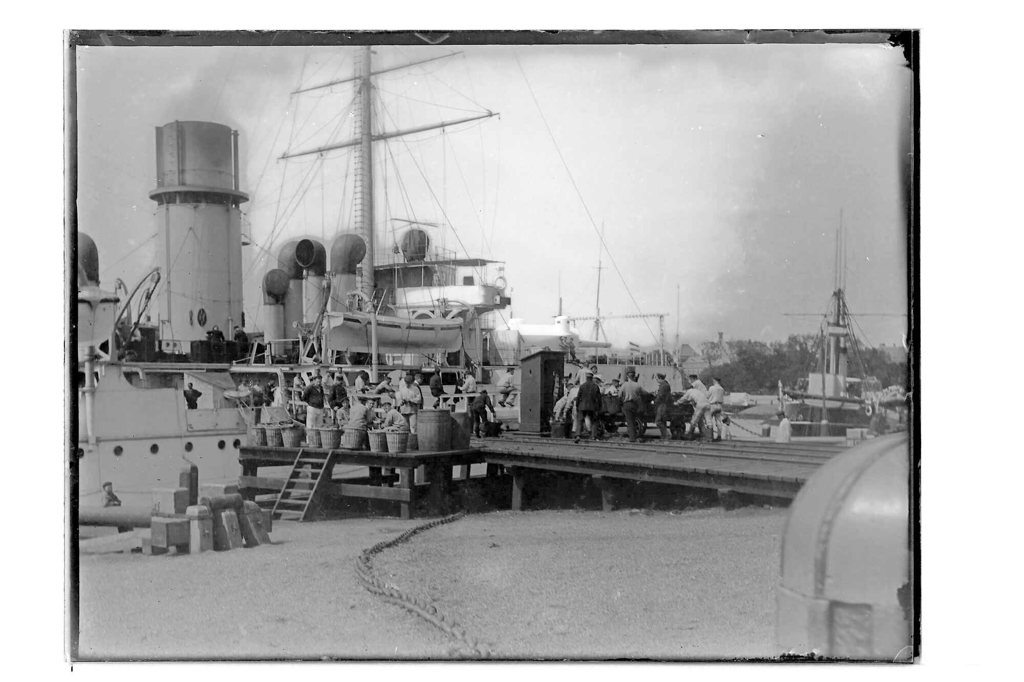 S.3319(224)a; Pantserschip Hr.Ms. 'Marten Harpertsz Tromp', kolen ladend in Den Helder; negatief