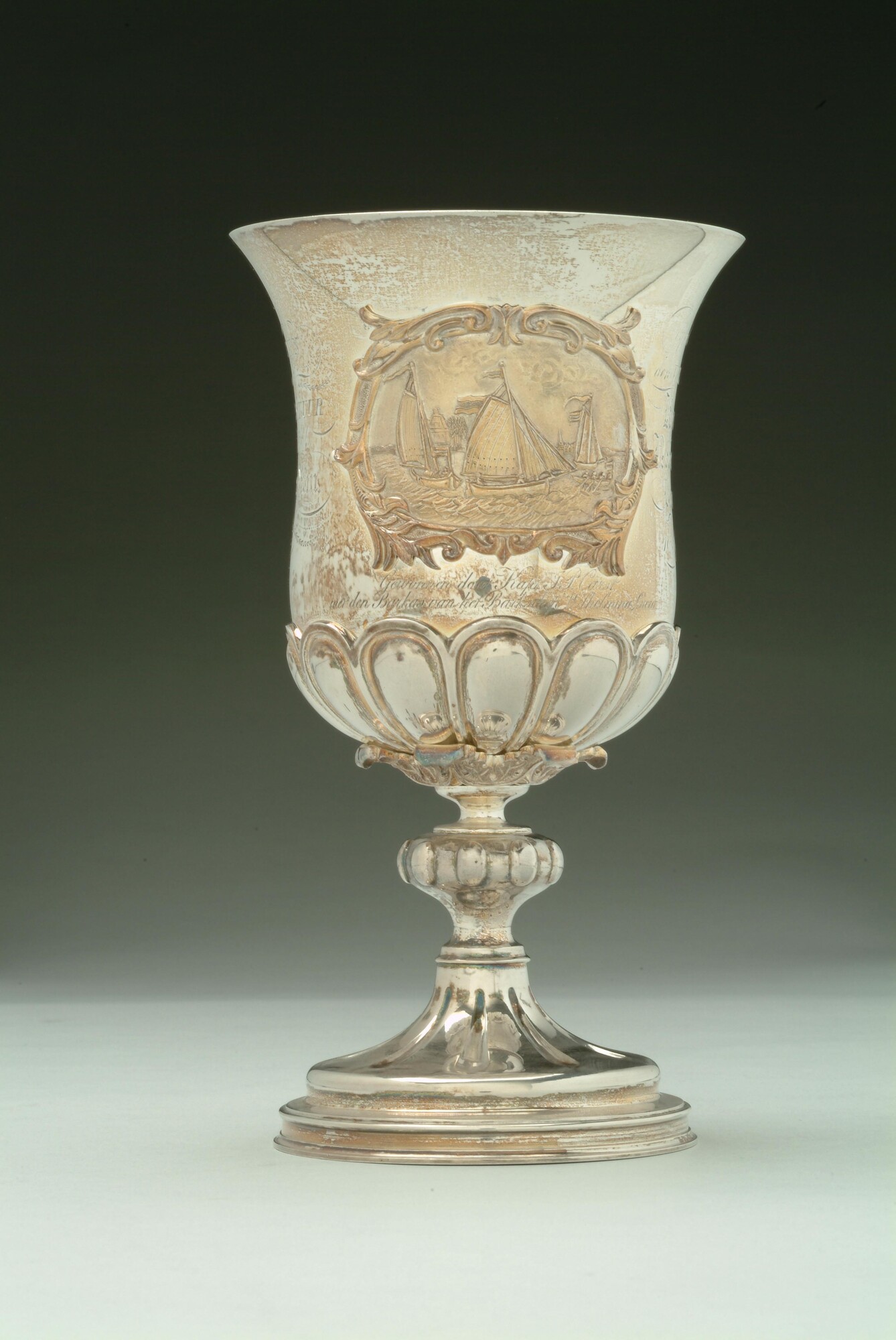 A.4896; Zilveren prijsbeker, met appliek, wapen van Amsterdam en zeiljachten; trofee (prijs)