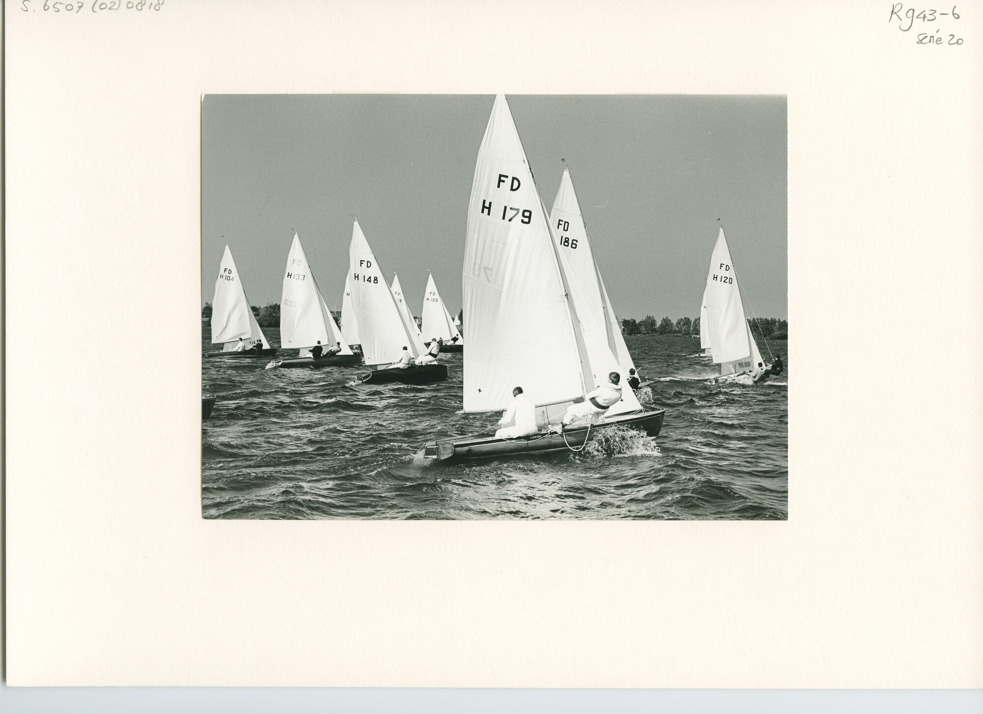 S.6507(02)0818.01; Zwart-wit foto van de FD-klasse op het Braassemermeer; foto
