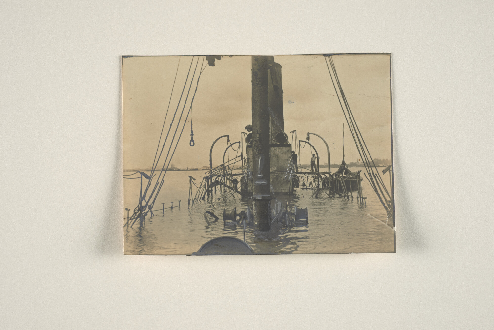 1994.1657; Foto's van het uitgebrande en gezonken wrak van het ss. 'Reijniersz' van de KPM even buiten de haven van Singapore [...]; fotoreportage
