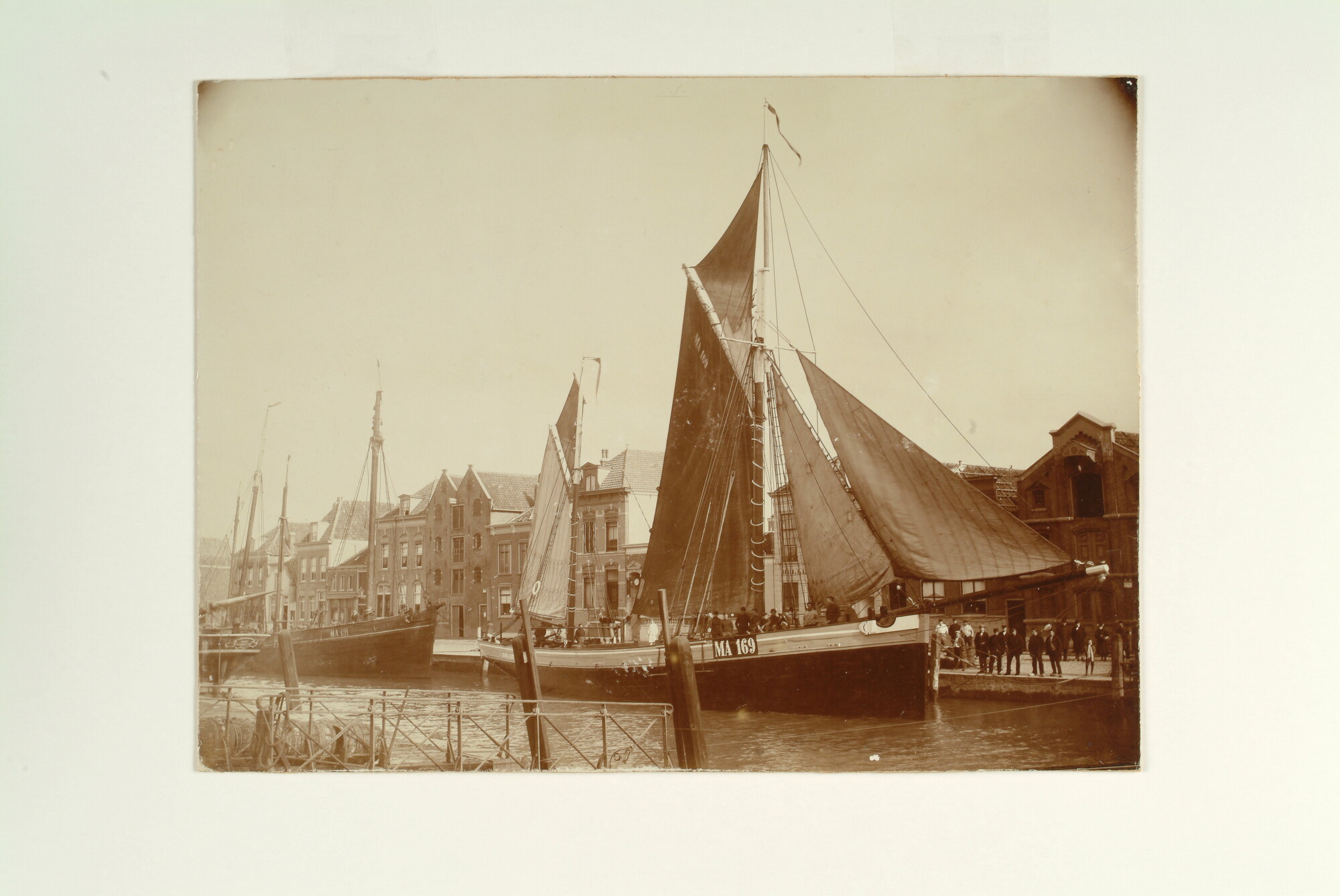 S.1824; De logger Zegen en vlijt in de haven van Maassluis; foto